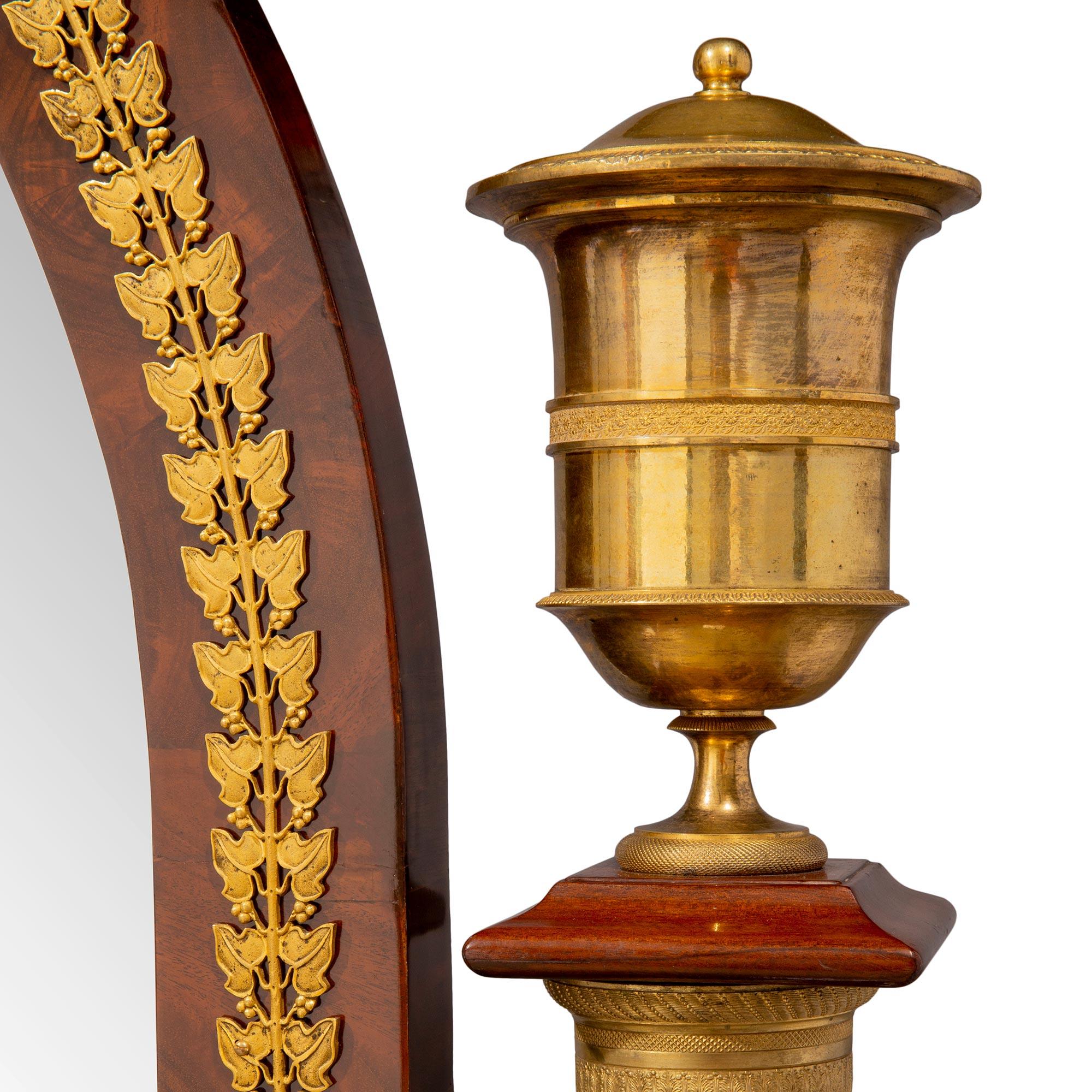 XIXe siècle Miroir psychédélique français du 19ème siècle d'époque Empire en acajou monté en bronze doré en vente