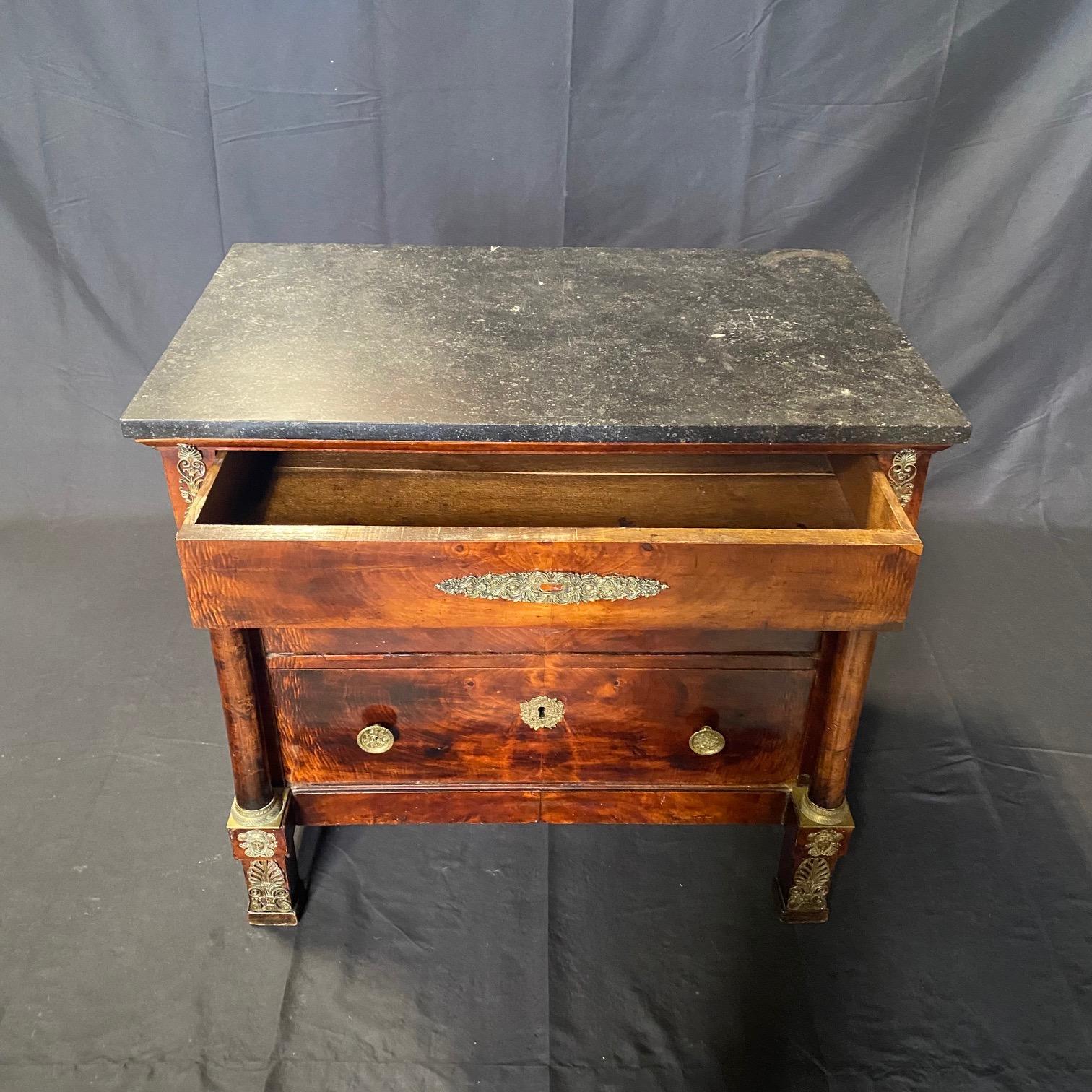 Commode impero francese del XIX secolo in legno di noce con piano in marmo in vendita 4