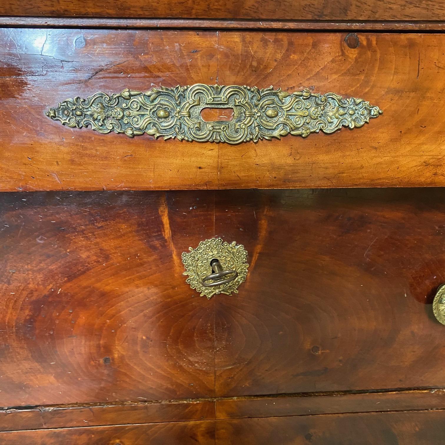 Commode impero francese del XIX secolo in legno di noce con piano in marmo in vendita 5