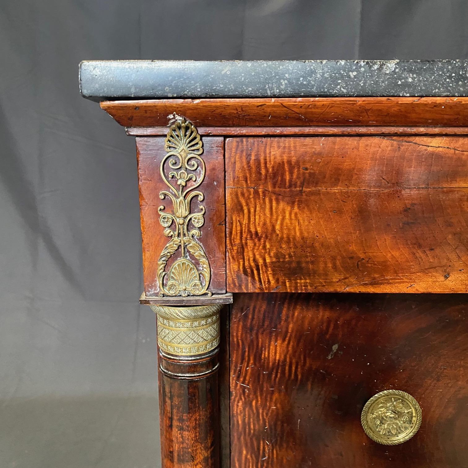 Commode impero francese del XIX secolo in legno di noce con piano in marmo in vendita 6
