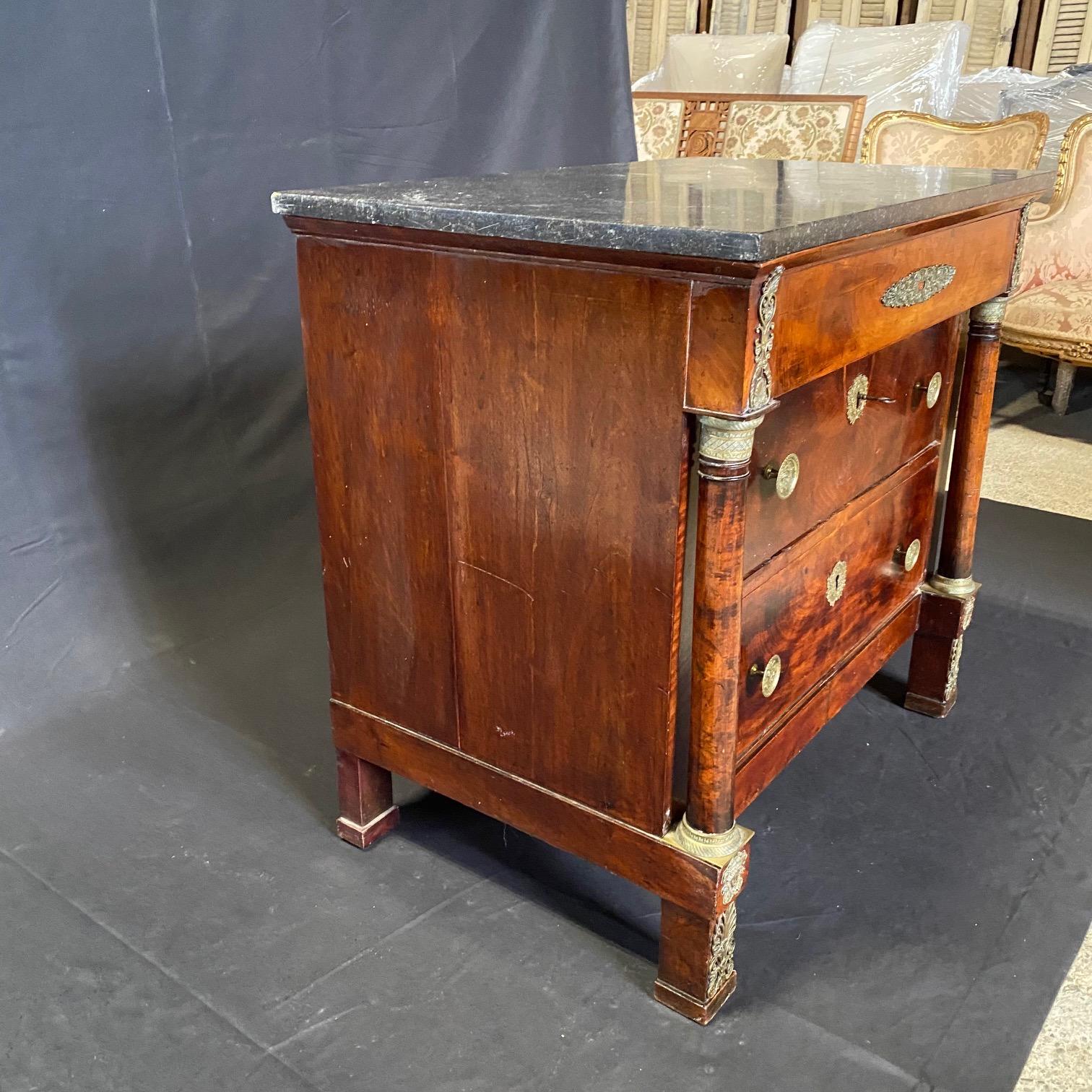 Commodo francese Impero del XIX secolo con un bel piano in noce e marmo fossile grigio abbinato, che si trova sopra un ampio cassetto (tutti a coda di rondine) nascosto nel grembiule del pezzo, sopra altri due cassetti spaziosi con tiretti ed