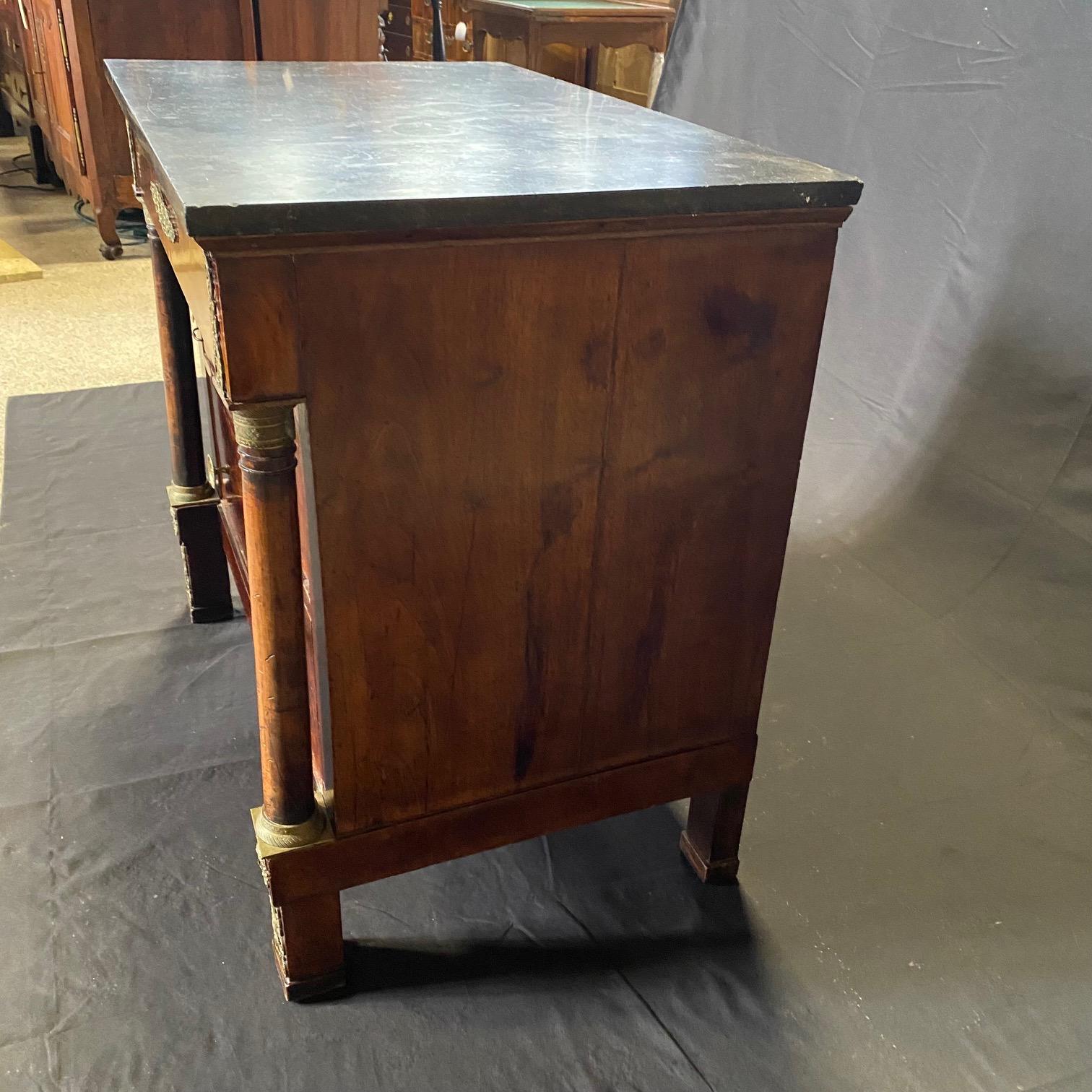 Stile impero Commode impero francese del XIX secolo in legno di noce con piano in marmo in vendita