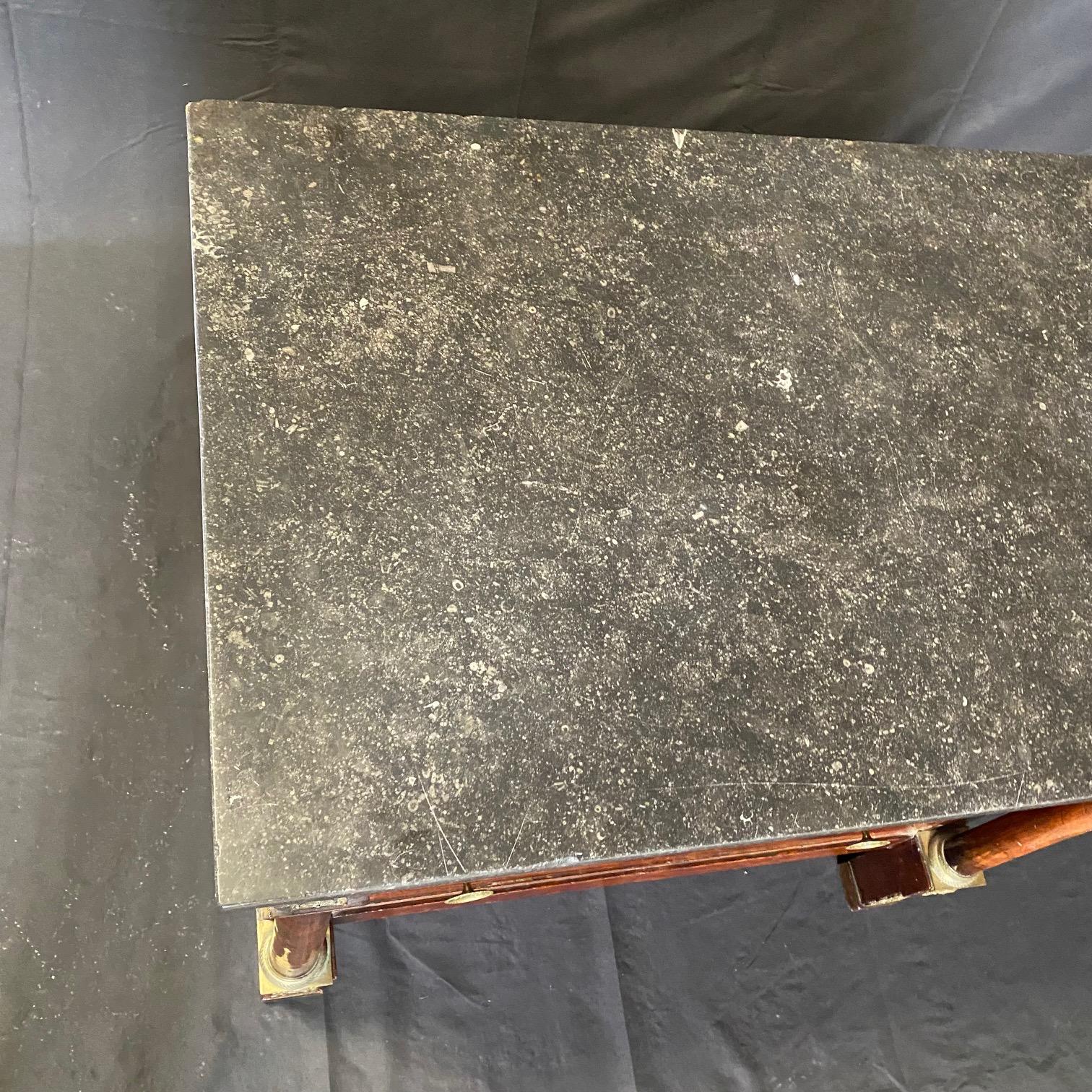 Francese Commode impero francese del XIX secolo in legno di noce con piano in marmo in vendita
