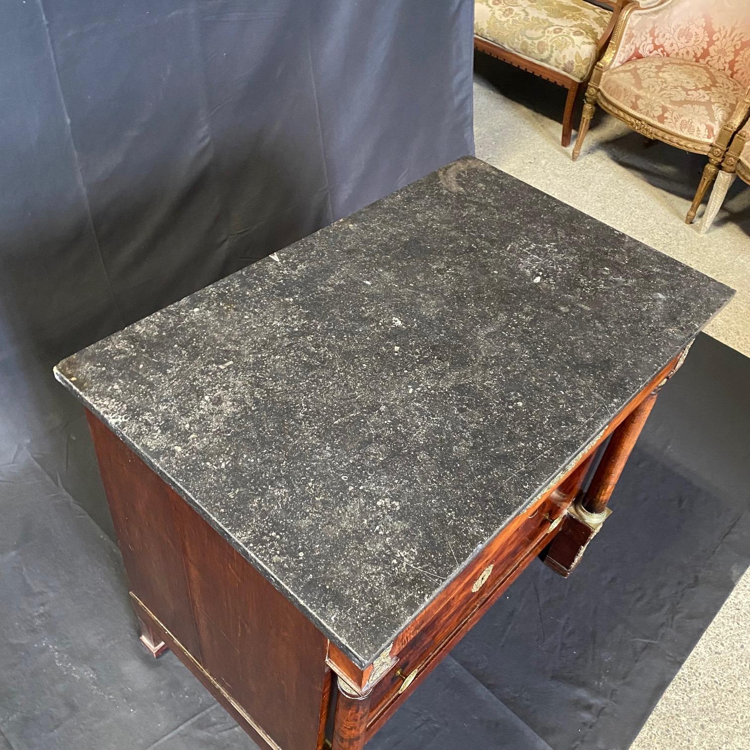 Commode impero francese del XIX secolo in legno di noce con piano in marmo in vendita 1