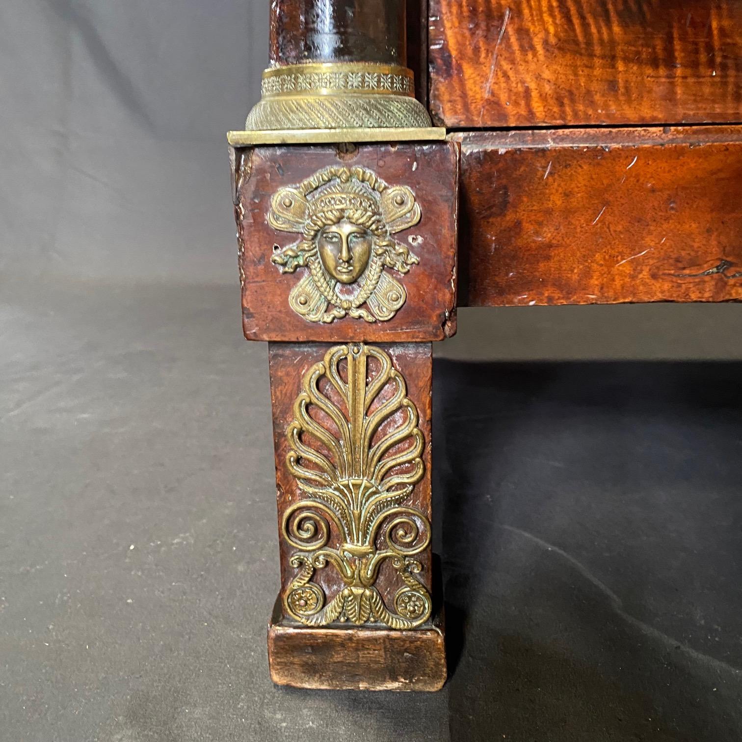 Commode impero francese del XIX secolo in legno di noce con piano in marmo in vendita 2