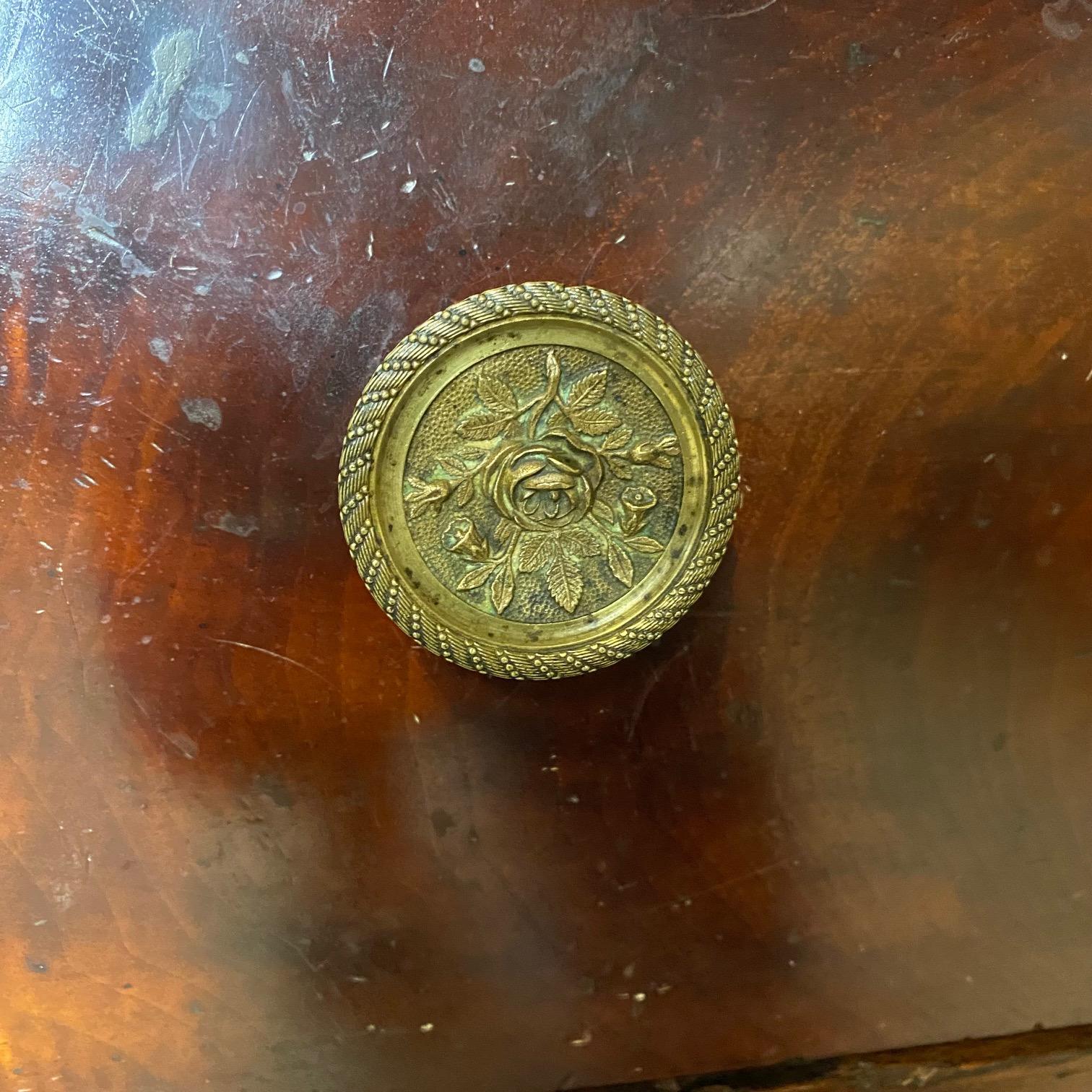 Commode impero francese del XIX secolo in legno di noce con piano in marmo in vendita 3