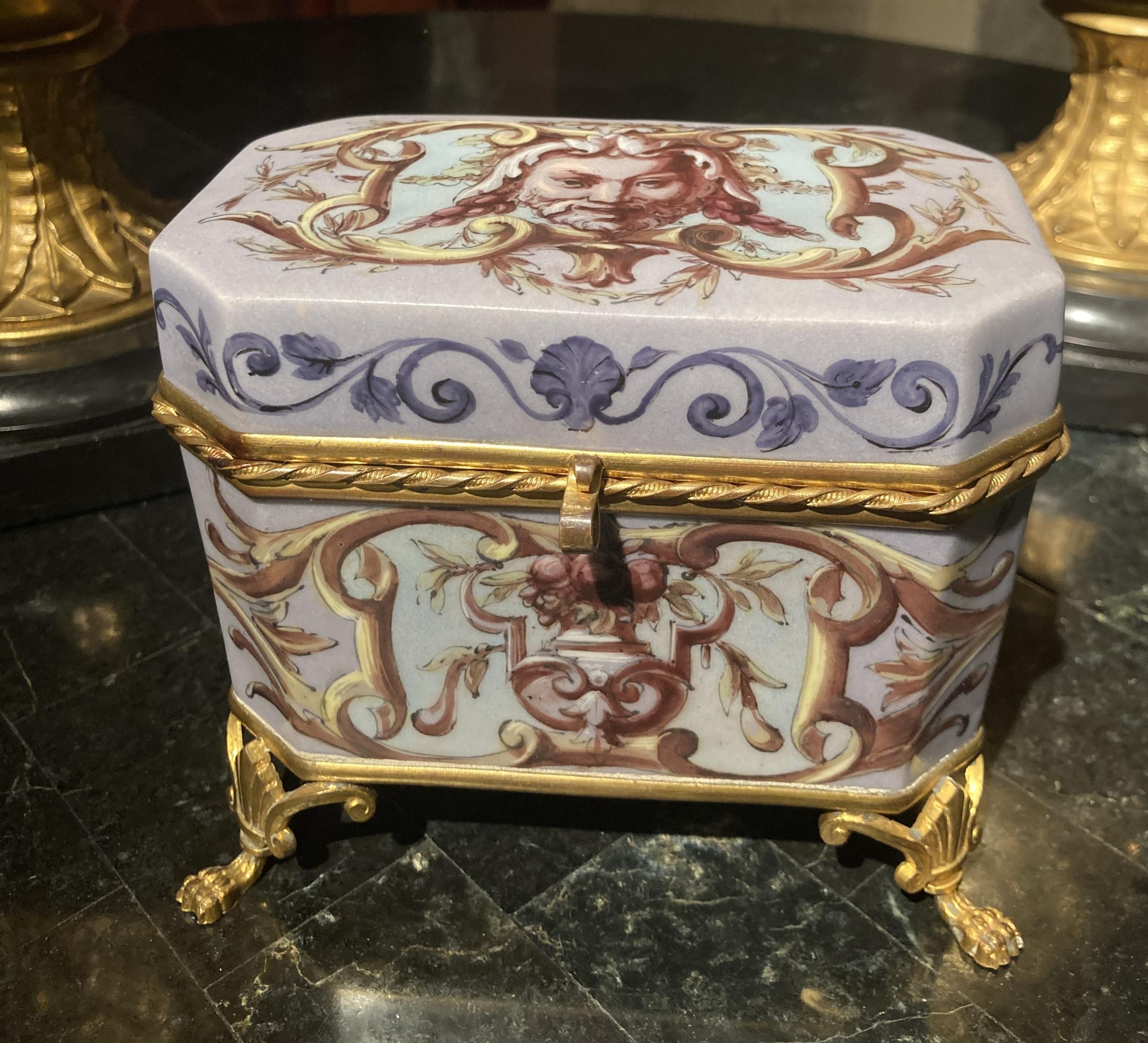 French 19th Century Empire Porcelain and Gilt Bronze Decorative Jewelry Box In Good Condition For Sale In Firenze, IT