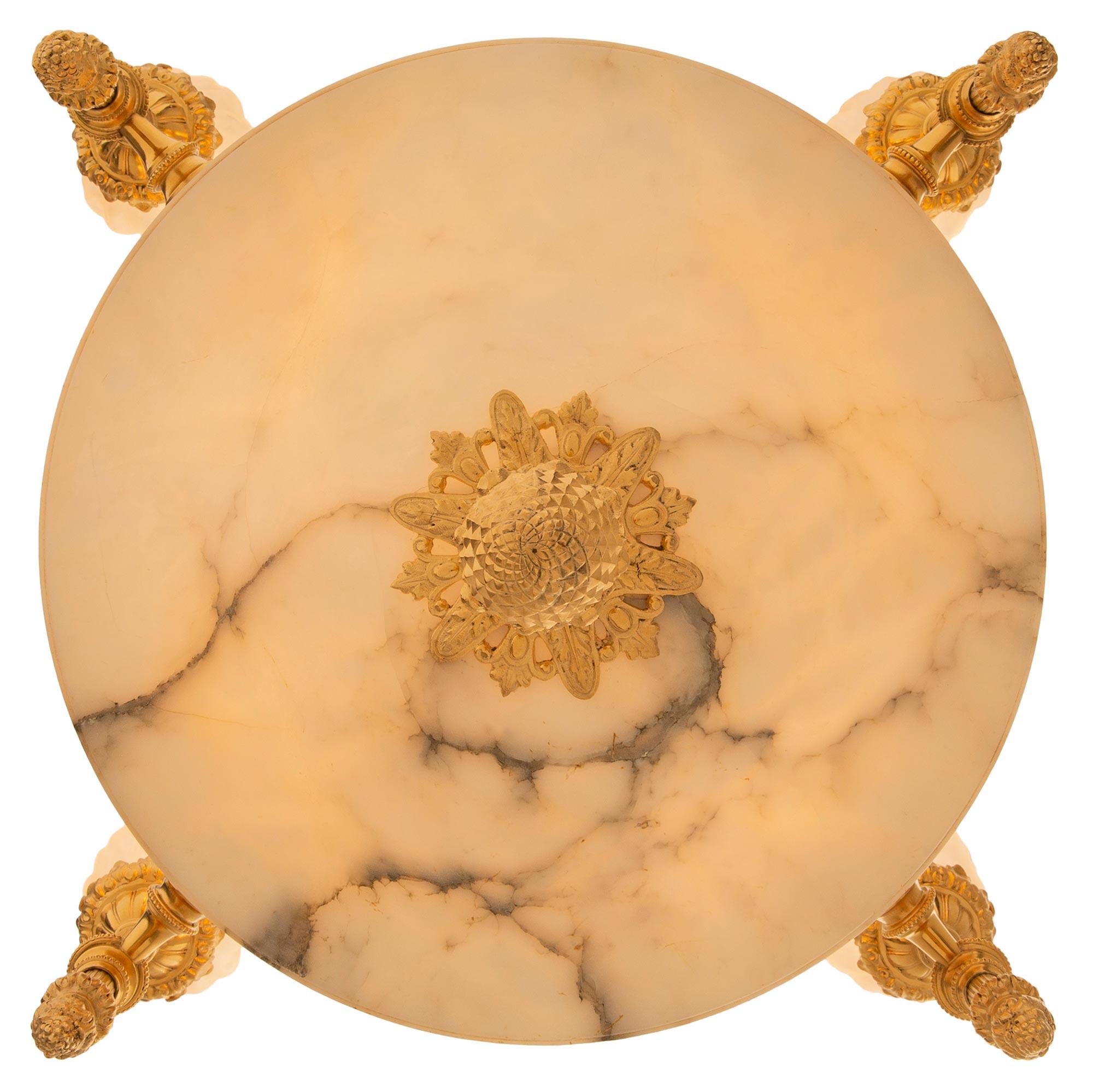 Ein schöner und beeindruckender französischer Alabaster- und Ormolu-Kronleuchter aus dem 19. Dieser vierarmige Kronleuchter mit acht Lichtern wird von einem auffälligen, eichelförmigen Ormolu-Finial unter einer hübschen, mit Blättern verzierten