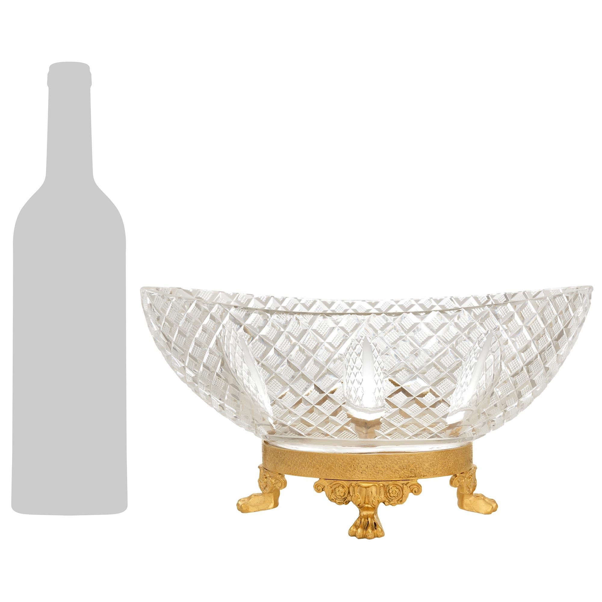 Eine atemberaubende und hohe Qualität Französisch 19. Jahrhundert Empire st. Baccarat Kristall und Ormolu Tafelaufsatz. Dieser höchst elegante Tafelaufsatz steht auf einem ovalen Ormolu-Sockel mit kunstvoll verschlungenen, geätzten Blattwerken über