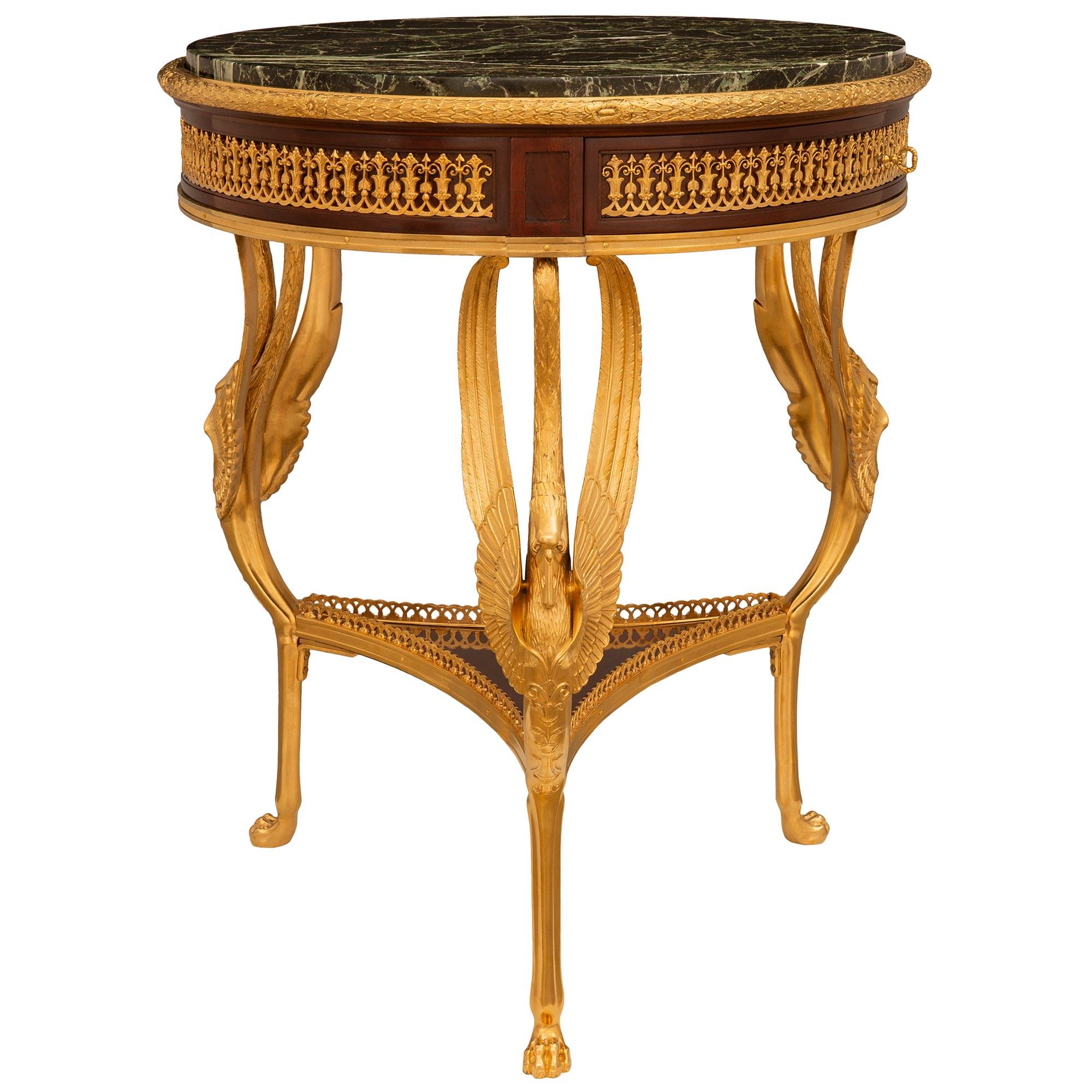 Empire Table d'appoint en acajou et bronze doré, d'époque Belle Époque, du XIXe siècle. en vente