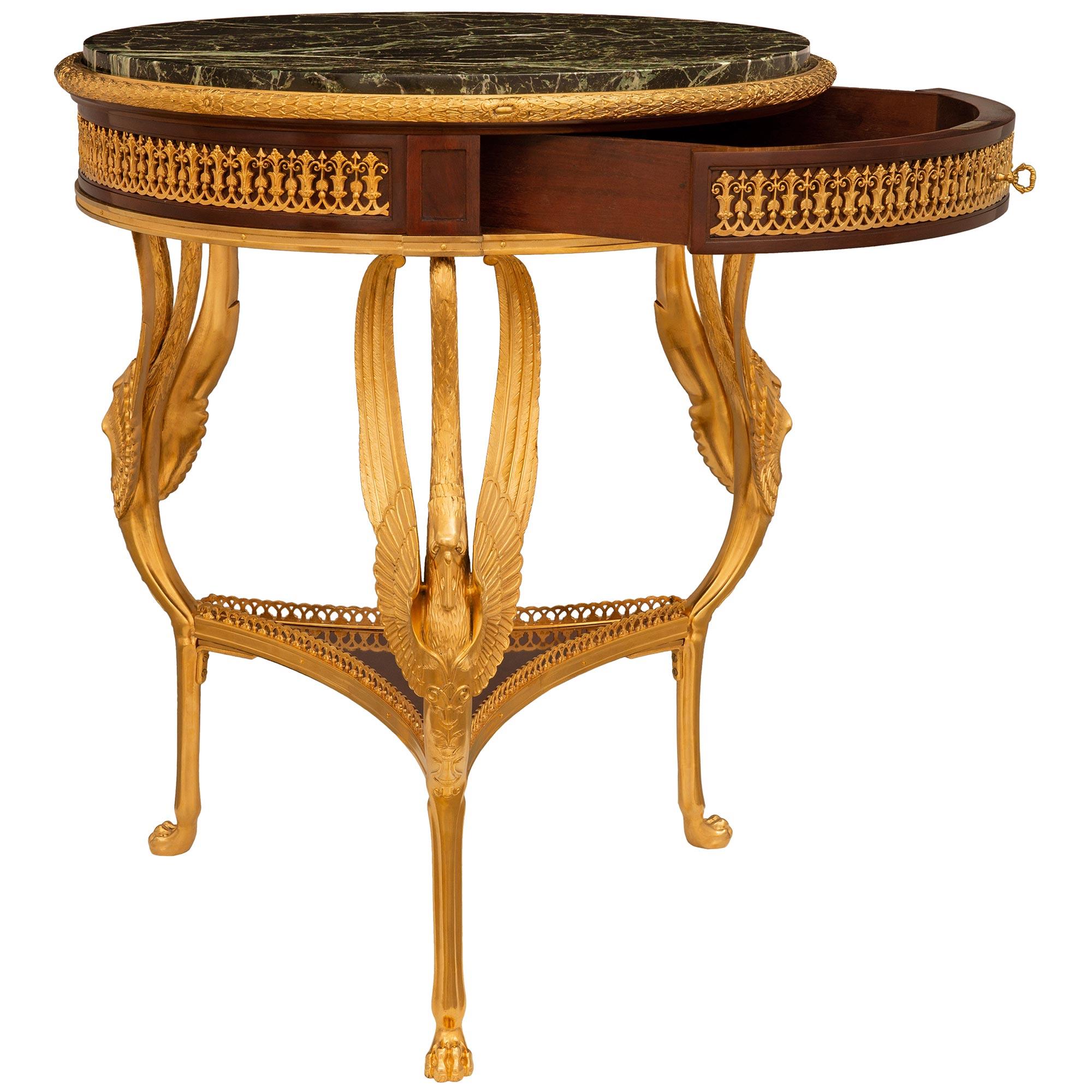 Français Table d'appoint en acajou et bronze doré, d'époque Belle Époque, du XIXe siècle. en vente