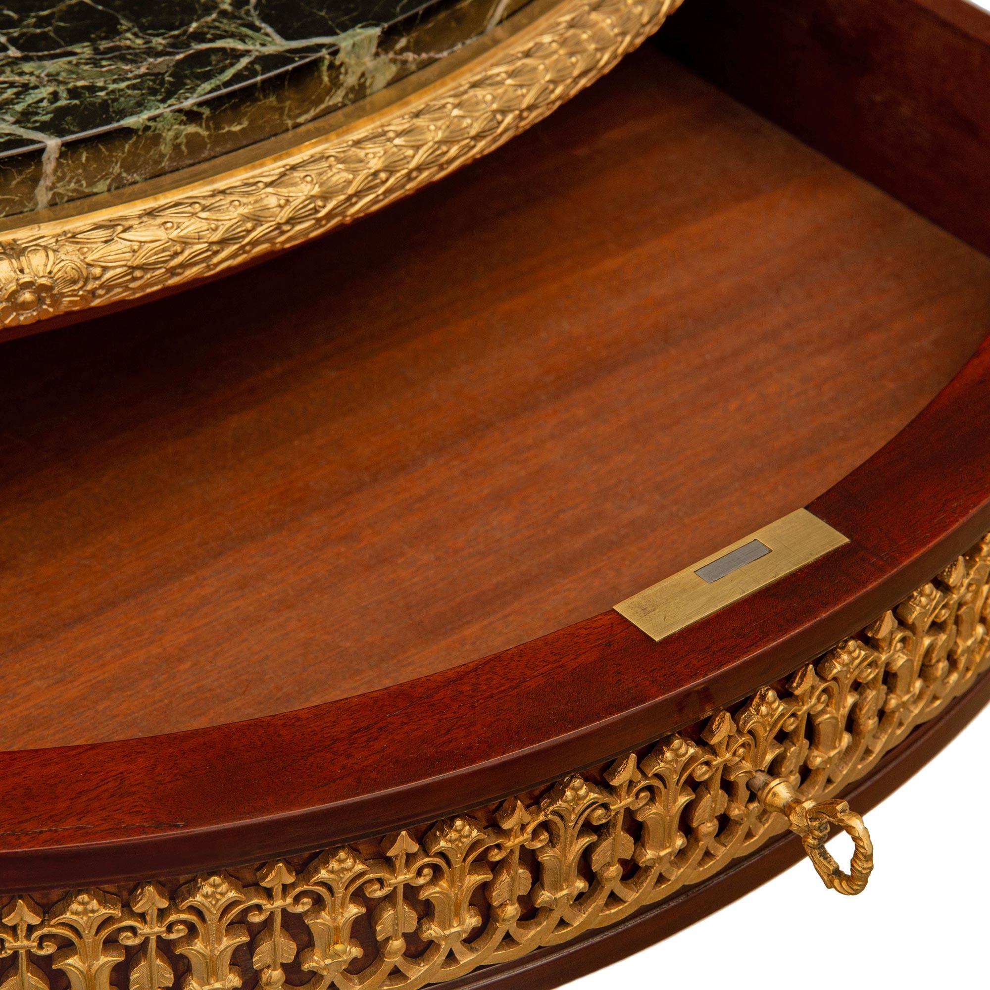 Table d'appoint en acajou et bronze doré, d'époque Belle Époque, du XIXe siècle. Bon état - En vente à West Palm Beach, FL