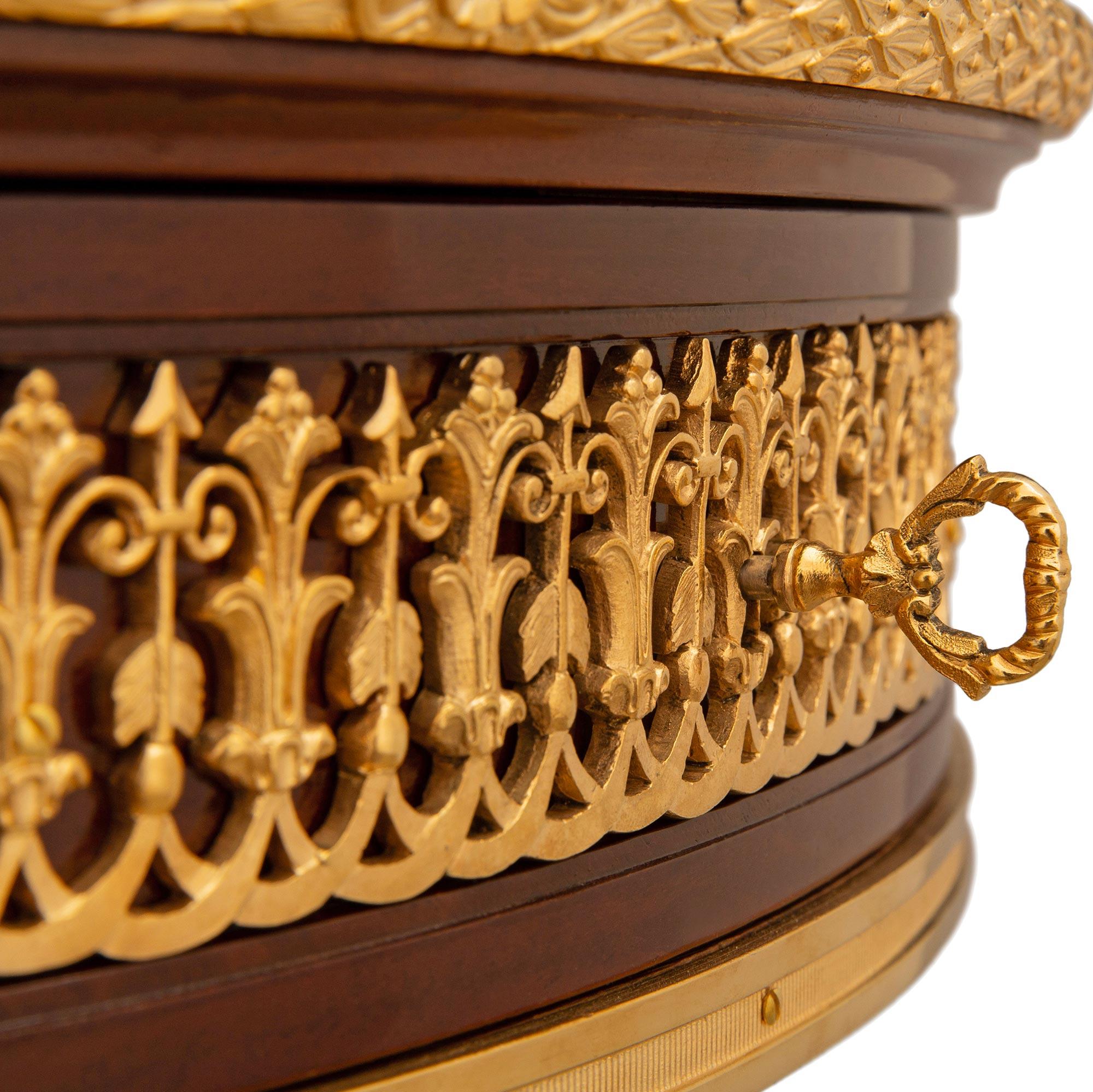 Bronze doré Table d'appoint en acajou et bronze doré, d'époque Belle Époque, du XIXe siècle. en vente