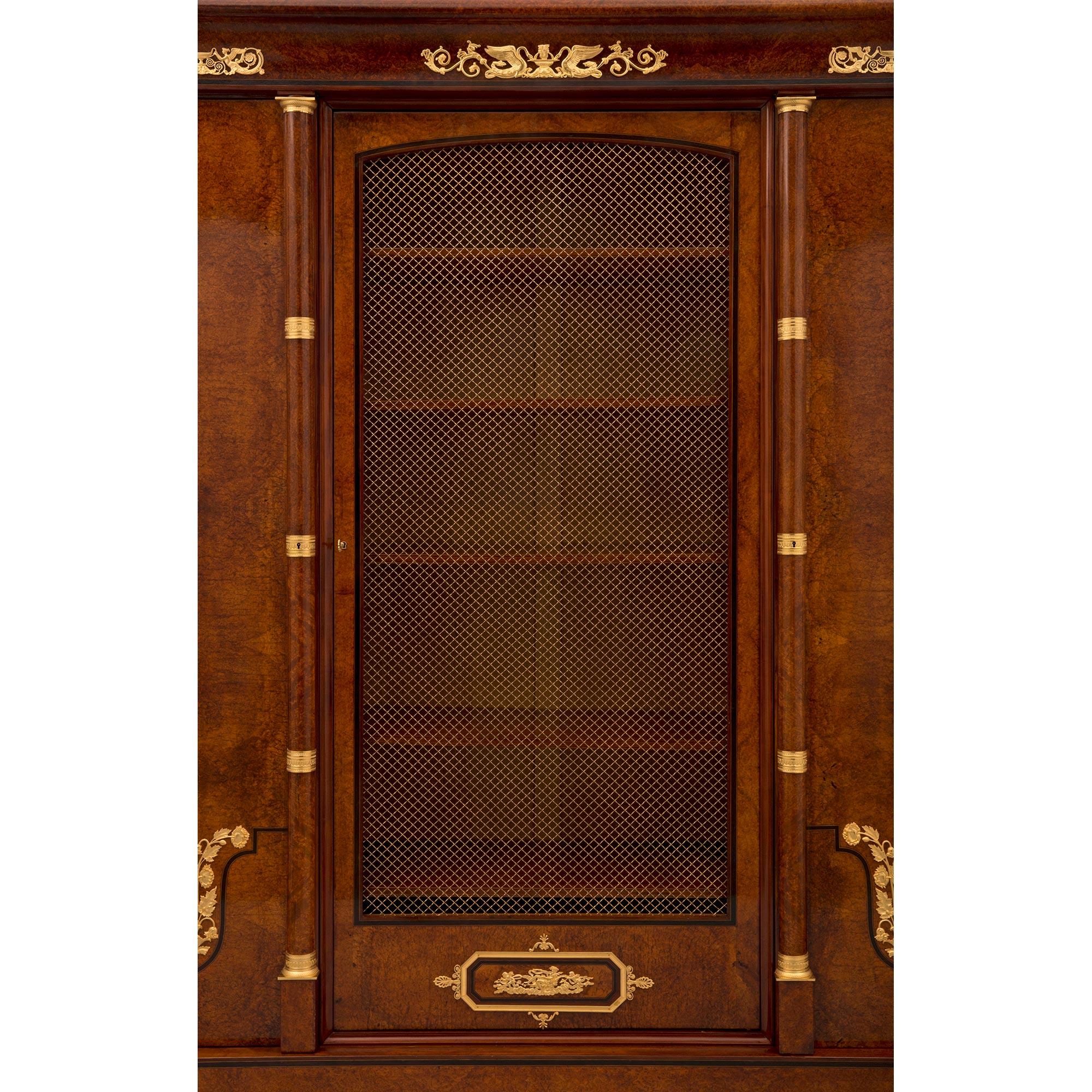 Empire-Schrank aus Wurzelholz, Ebenholz, Baia-Rosenholz und Goldbronze aus dem 19. Jahrhundert im Angebot 3
