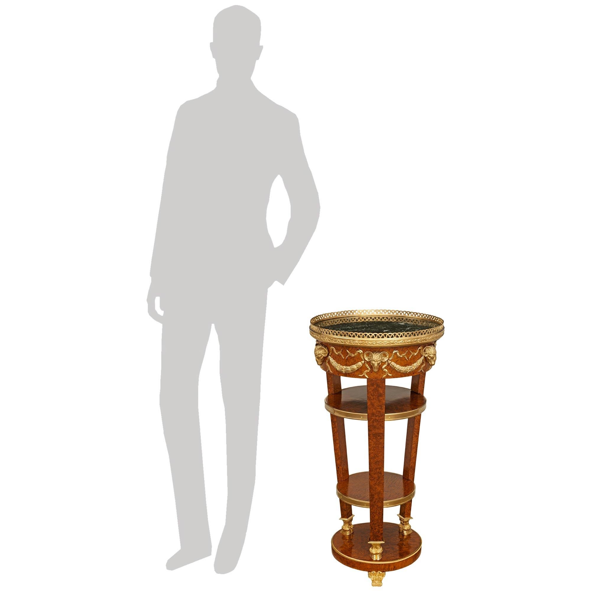 Ein hübscher und hochwertiger französischer Empire-Beistelltisch aus dem 19. Jahrhundert aus Wurzelholz, Ormolu und Vert de Patricia-Marmor. Dieser beeindruckende runde Beistelltisch wird von drei Ormolu-Stützen mit Blattmotiven getragen, die die