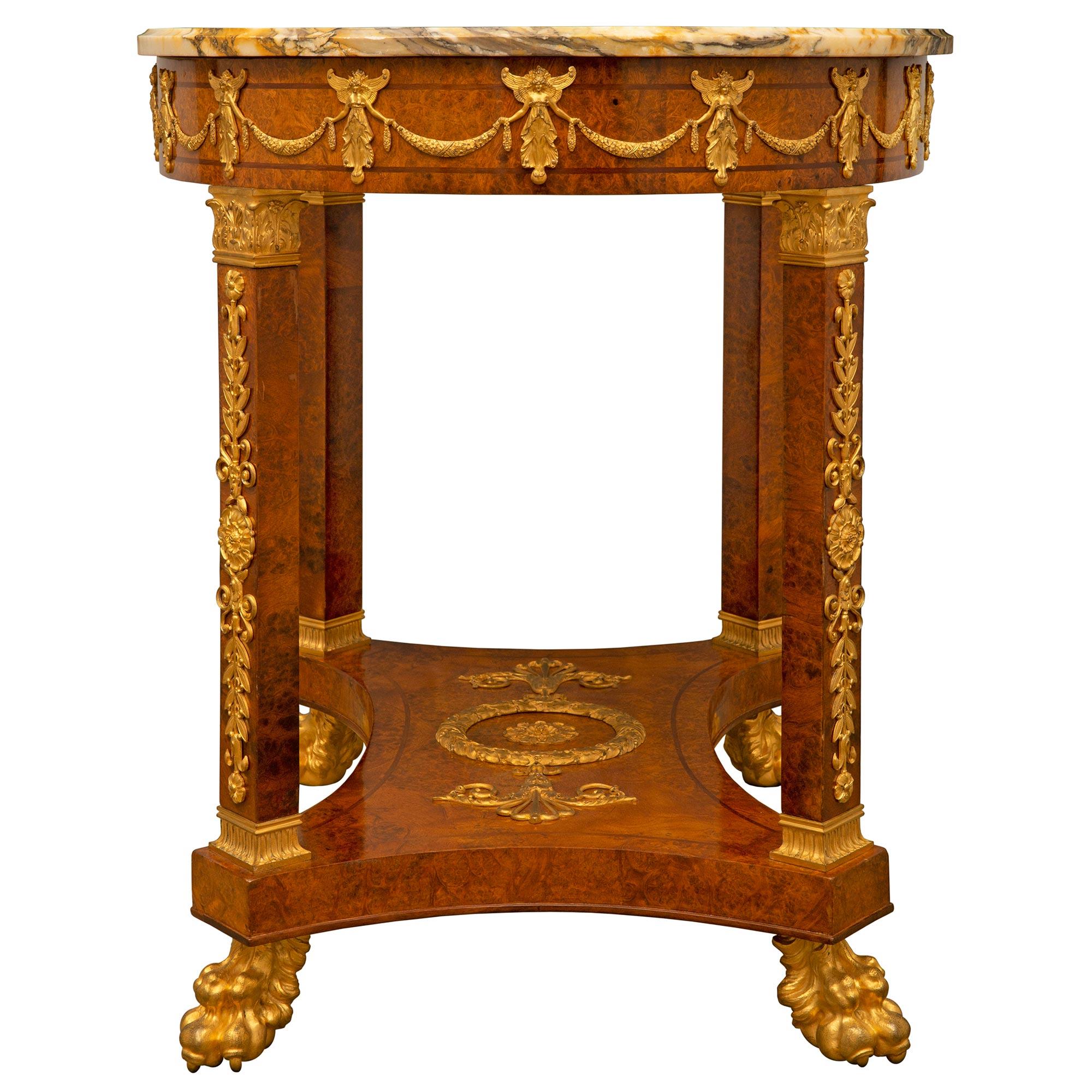 Français Table d'appoint Empire du 19ème siècle en ronce de noyer, bronze doré et marbre en vente