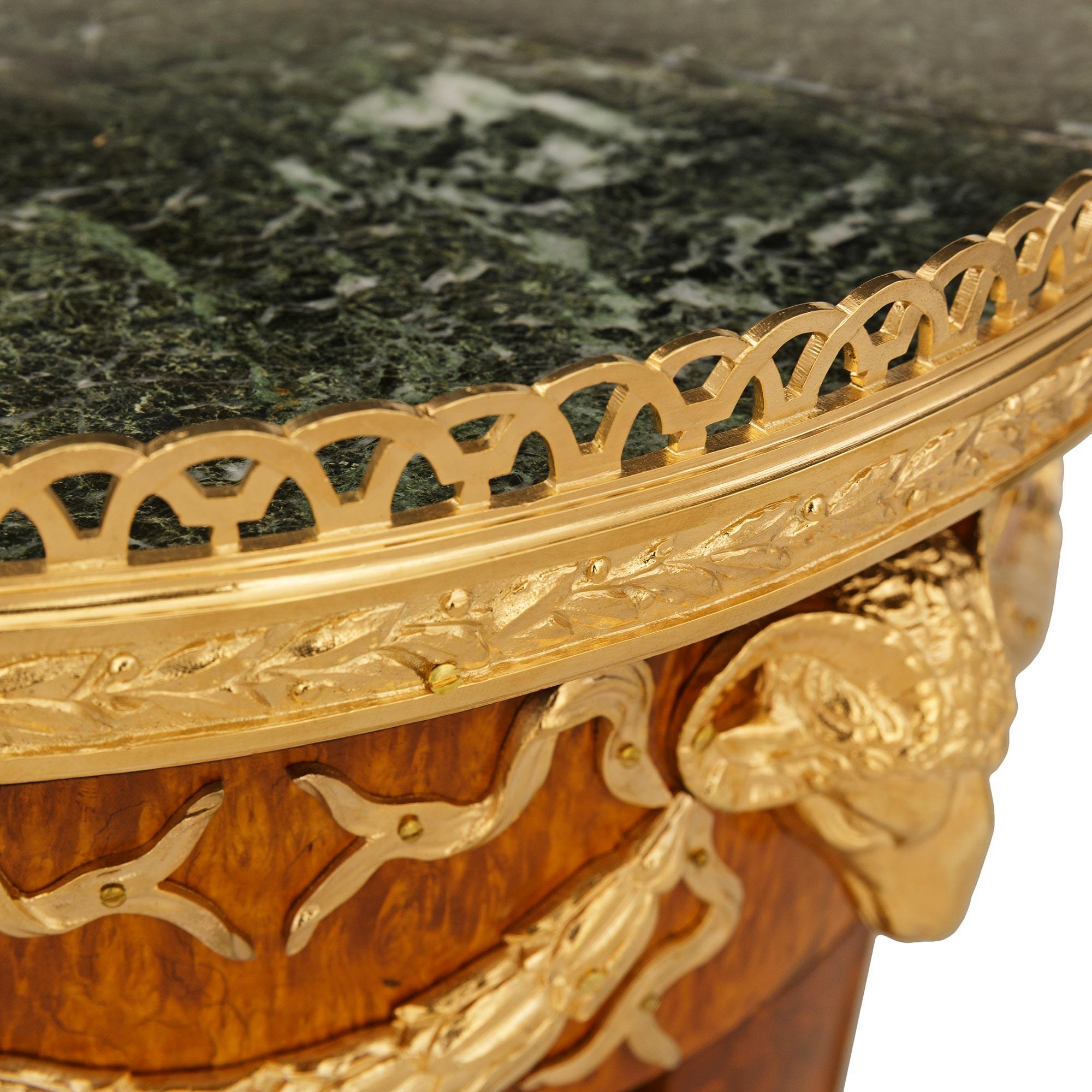 Französischer Beistelltisch aus Wurzelholz, Ormolu und Marmor im Empire-Stil des 19. (19. Jahrhundert) im Angebot