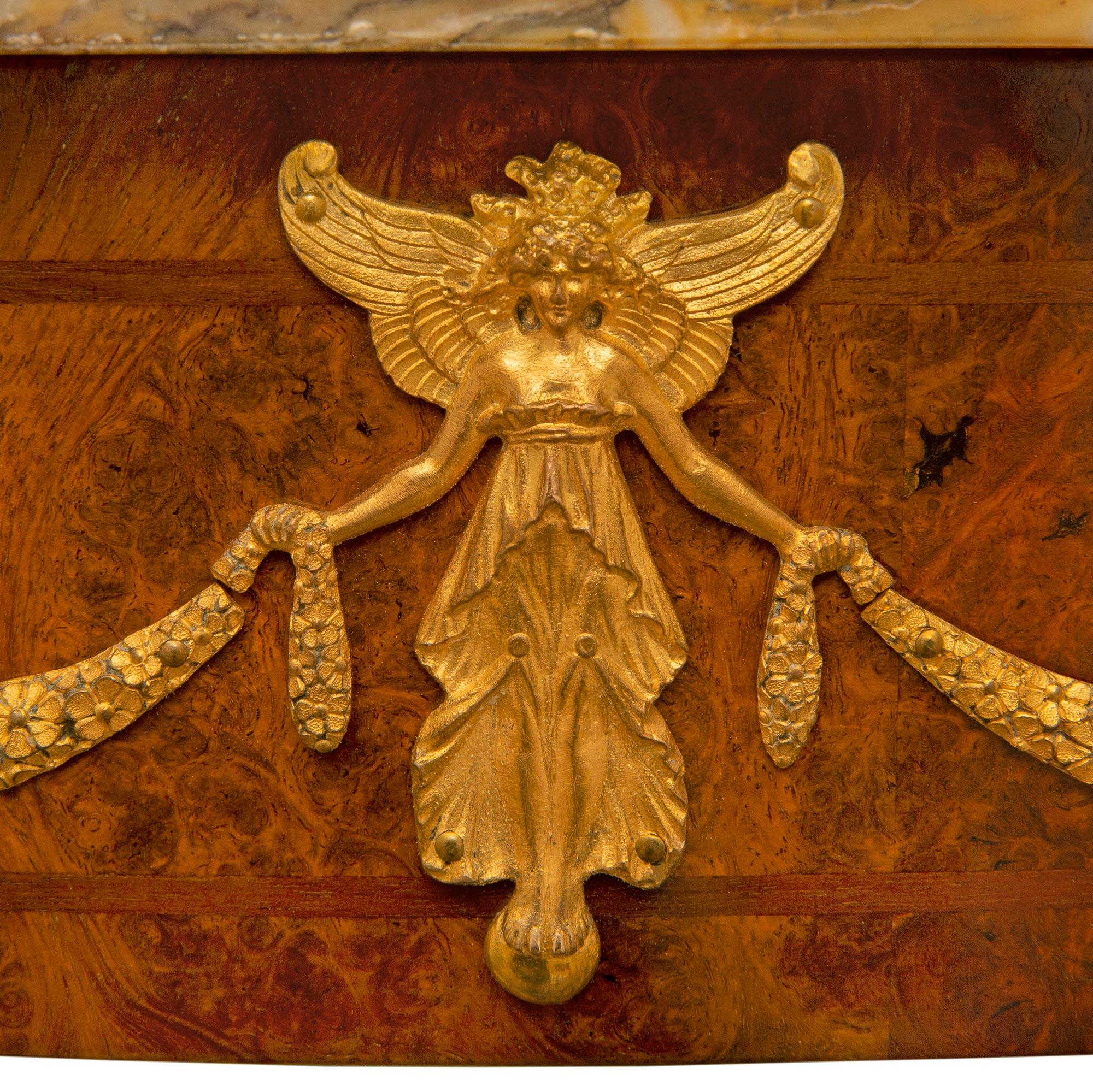 XIXe siècle Table d'appoint Empire du 19ème siècle en ronce de noyer, bronze doré et marbre en vente
