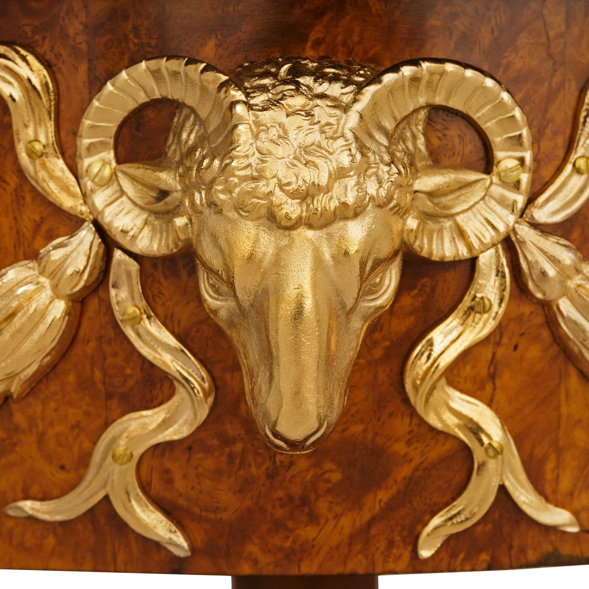 Französischer Beistelltisch aus Wurzelholz, Ormolu und Marmor im Empire-Stil des 19. (Goldbronze) im Angebot