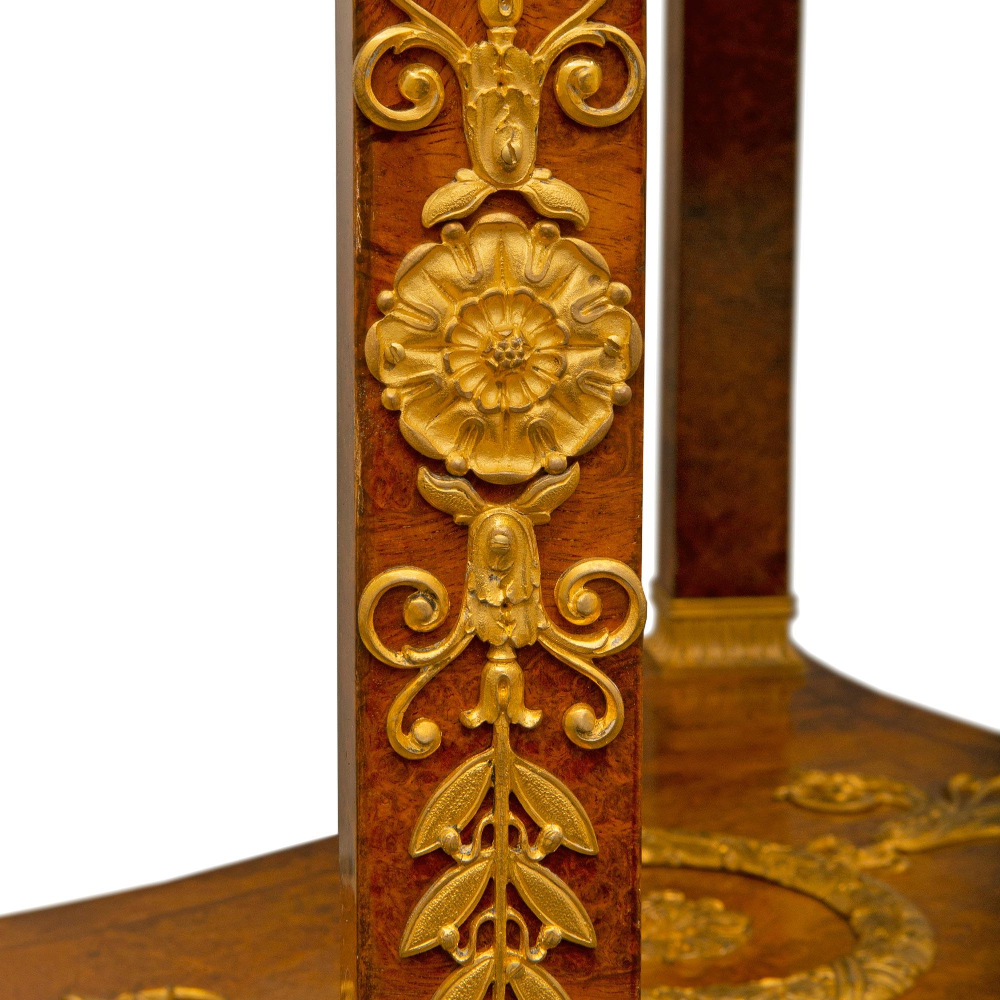 Bronze doré Table d'appoint Empire du 19ème siècle en ronce de noyer, bronze doré et marbre en vente