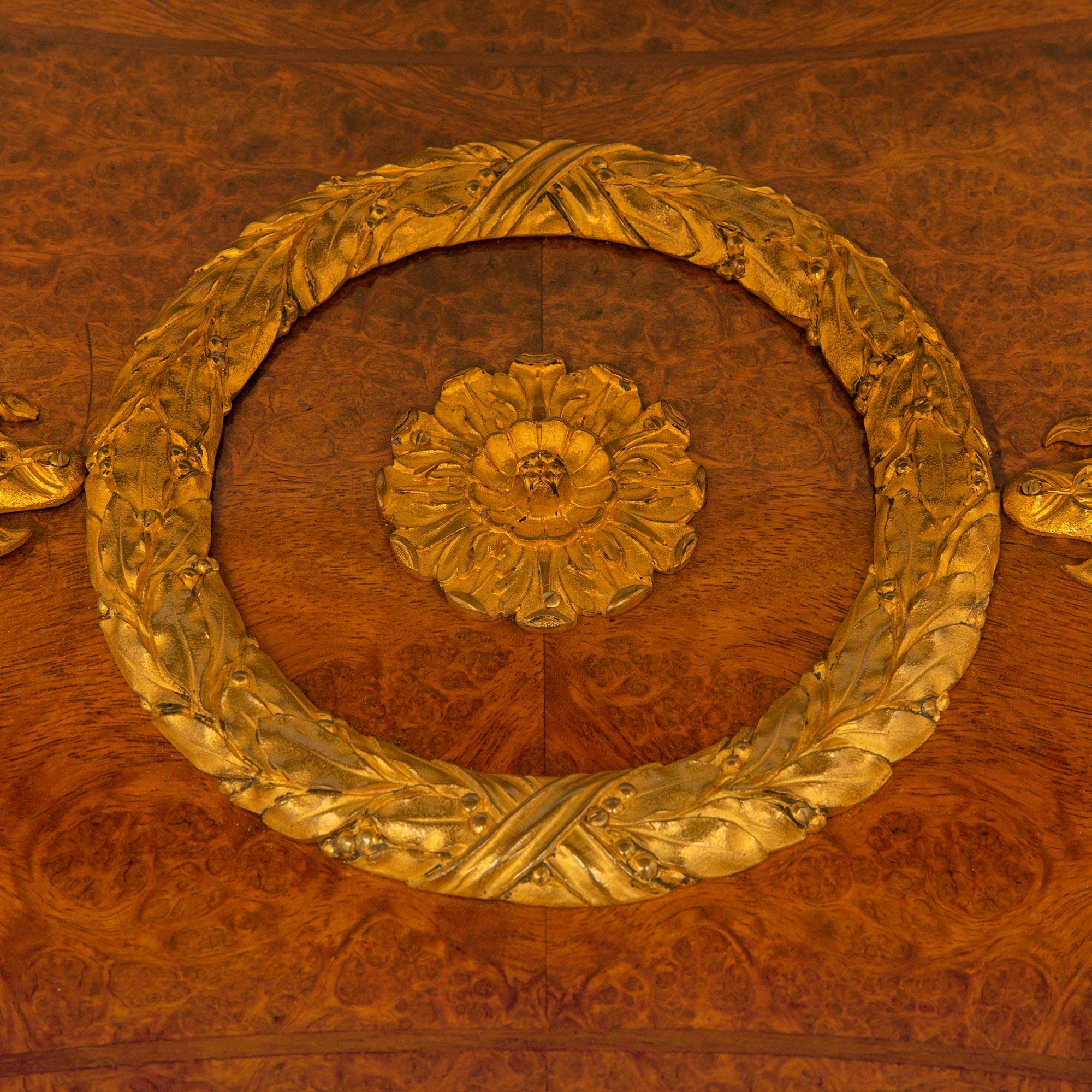 Table d'appoint Empire du 19ème siècle en ronce de noyer, bronze doré et marbre en vente 2