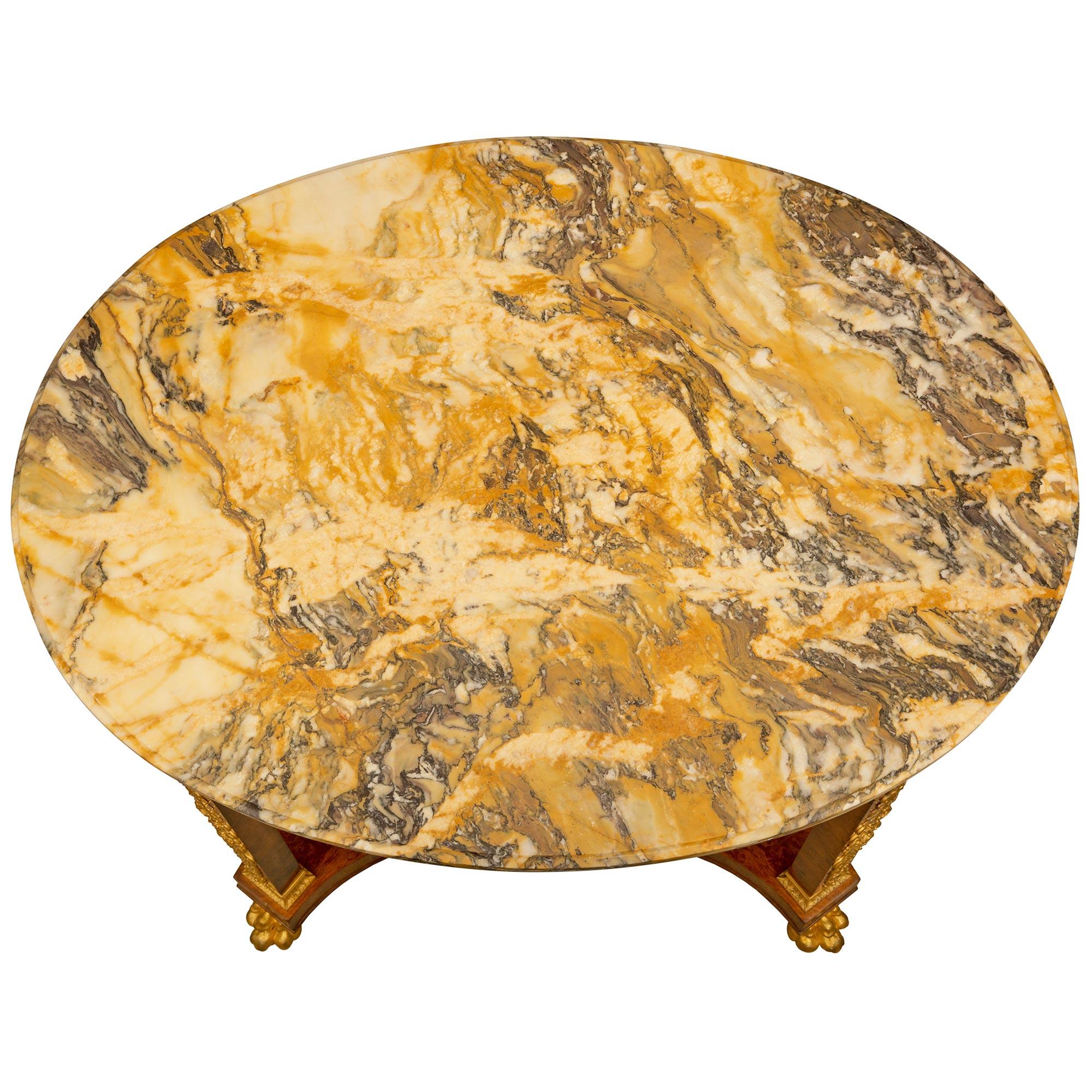 Table d'appoint Empire du 19ème siècle en ronce de noyer, bronze doré et marbre en vente 3