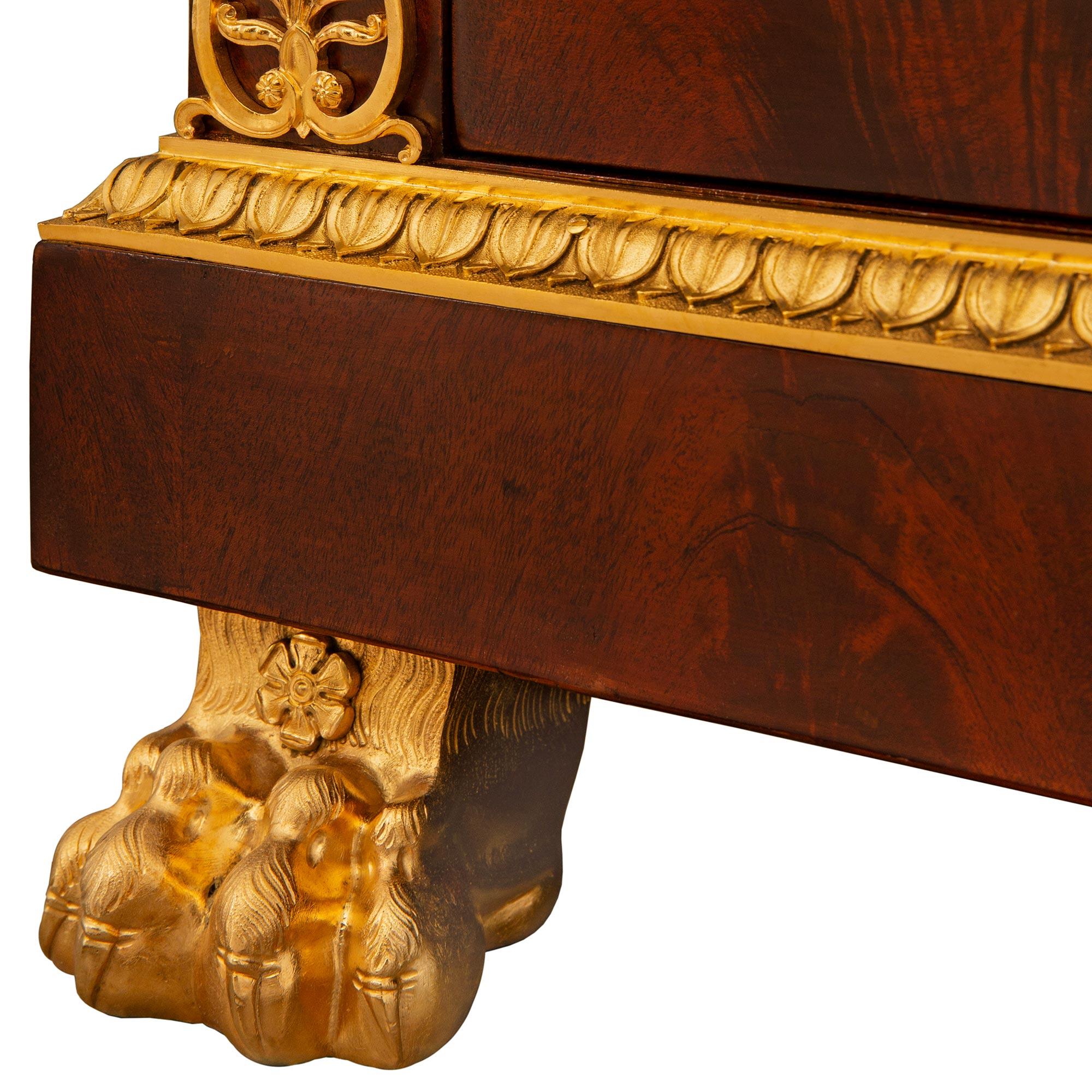 Armadi francesi del XIX secolo in mogano fiammato stile Impero, Ormolu e marmo verde in vendita 4