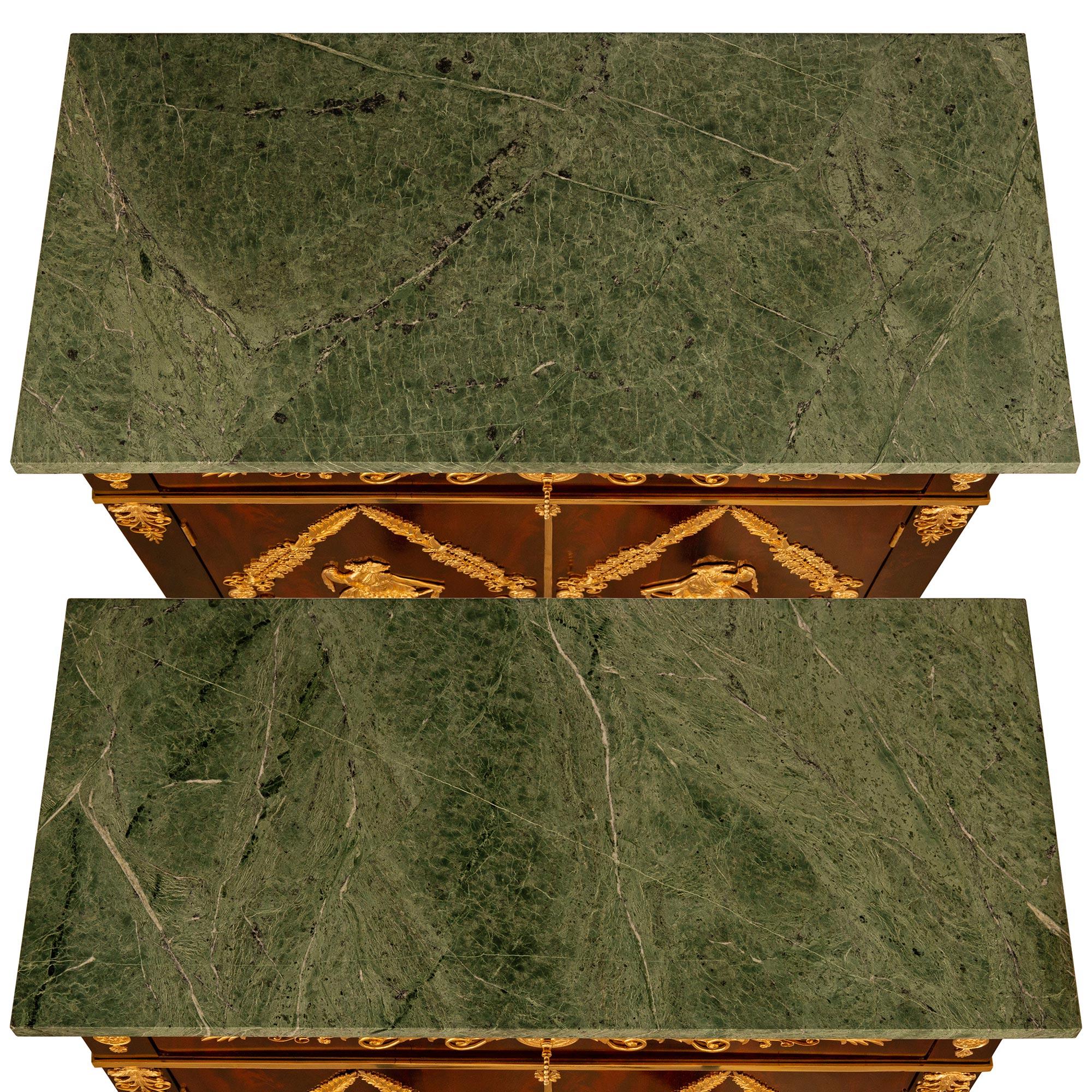 Armadi francesi del XIX secolo in mogano fiammato stile Impero, Ormolu e marmo verde in vendita 6