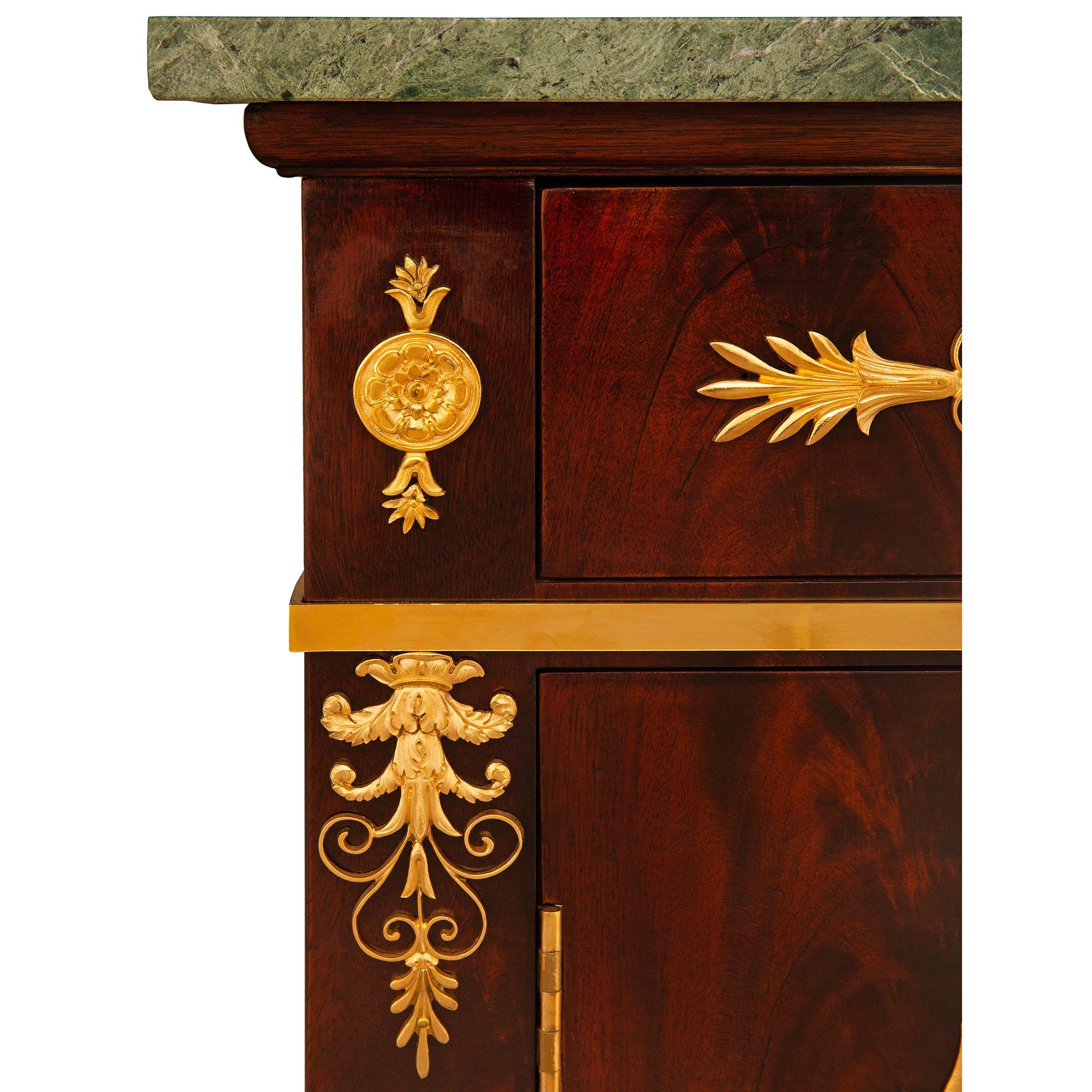 Similoro Armadi francesi del XIX secolo in mogano fiammato stile Impero, Ormolu e marmo verde in vendita