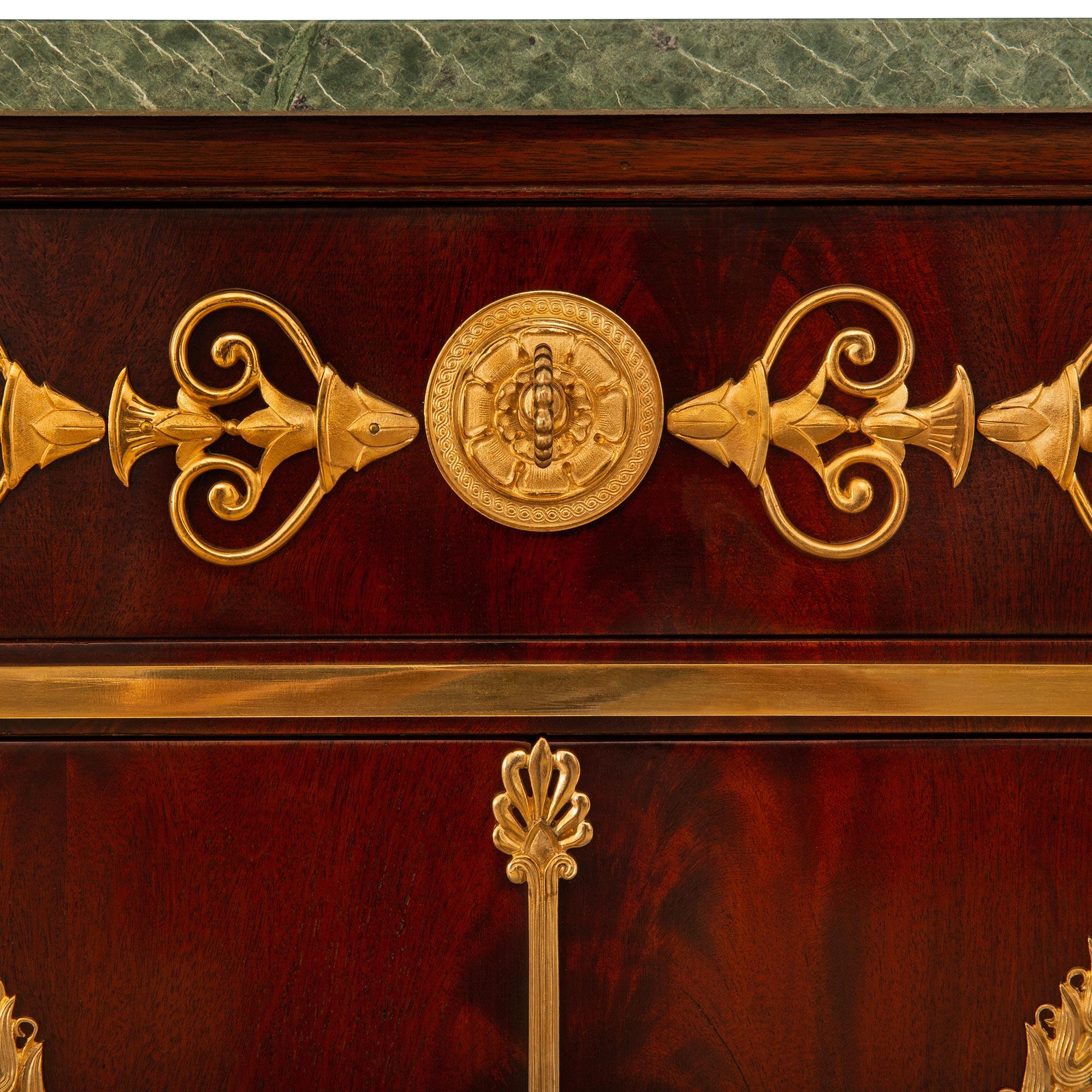 Armadi francesi del XIX secolo in mogano fiammato stile Impero, Ormolu e marmo verde in vendita 1