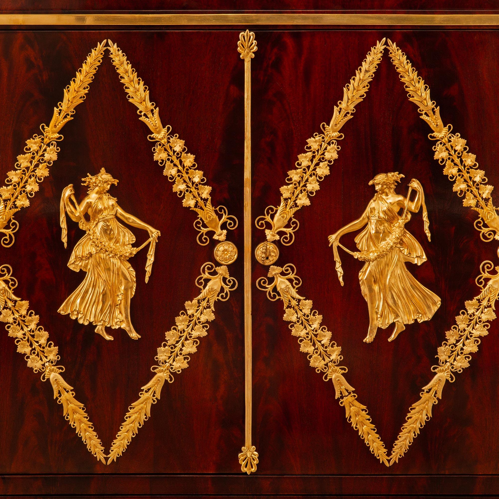 Armadi francesi del XIX secolo in mogano fiammato stile Impero, Ormolu e marmo verde in vendita 2