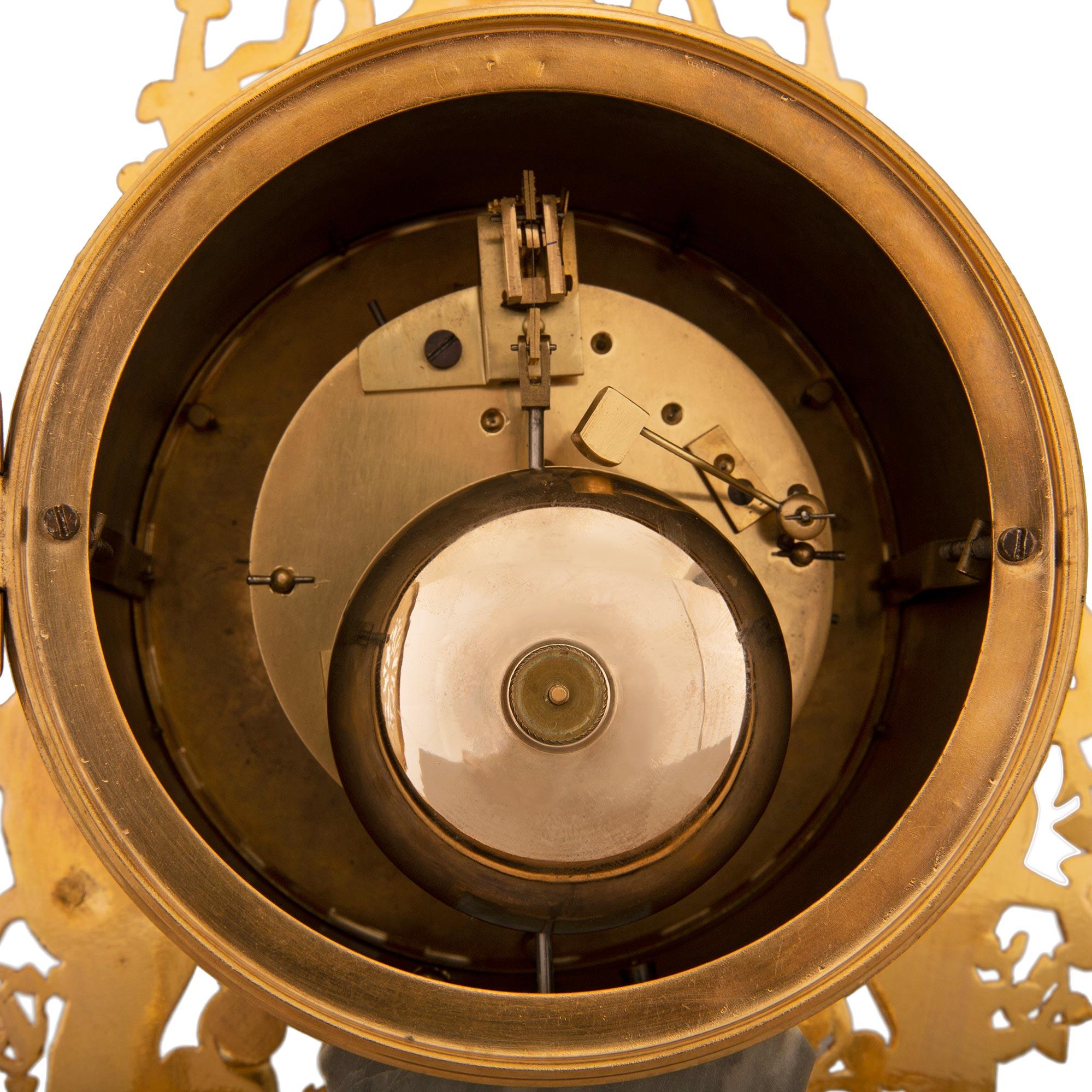 Französische Empire-Uhr aus dem 19. Jahrhundert, Gris st. Anne, Carrara-Marmor und Goldbronze im Angebot 7