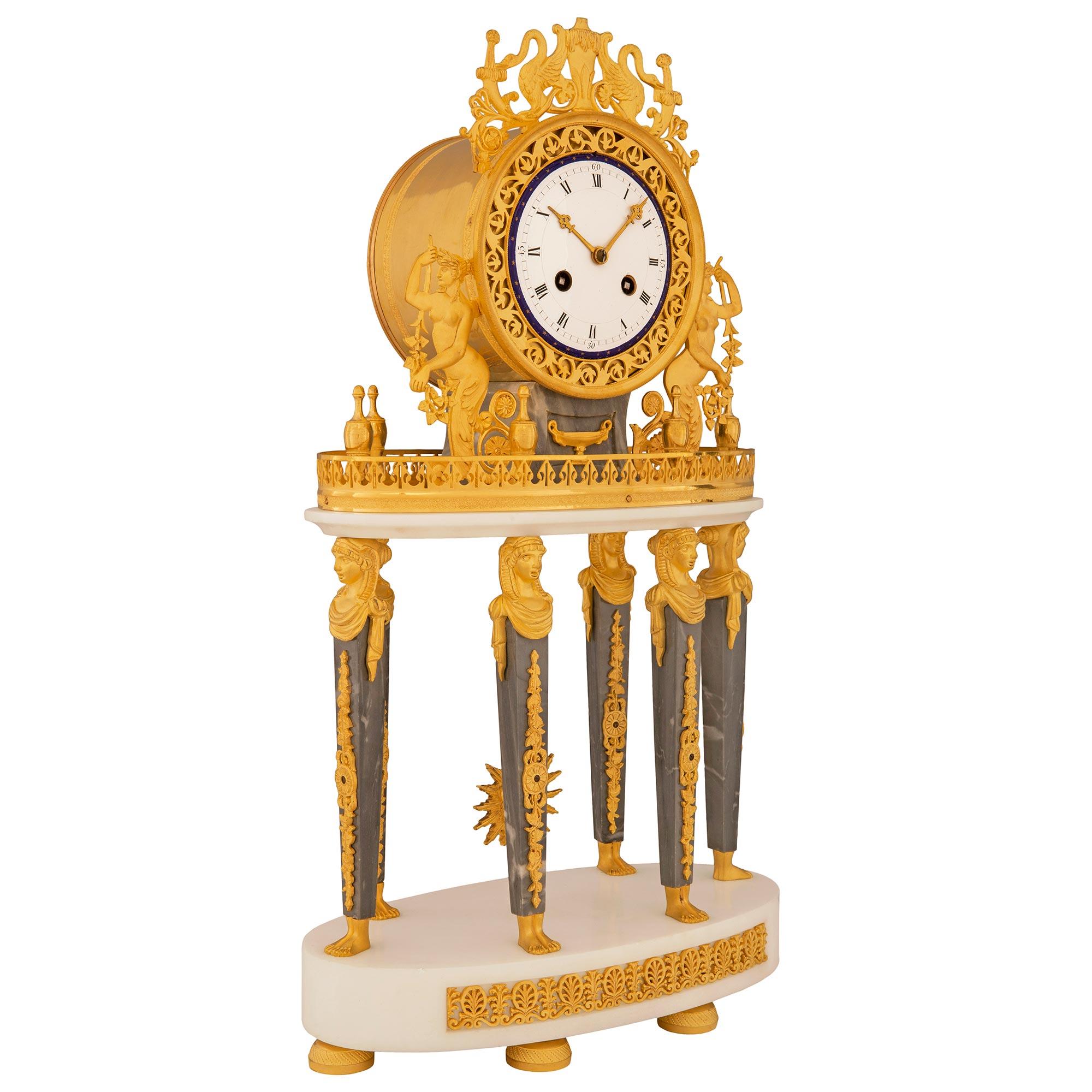 Französische Empire-Uhr aus dem 19. Jahrhundert, Gris st. Anne, Carrara-Marmor und Goldbronze im Zustand „Gut“ im Angebot in West Palm Beach, FL