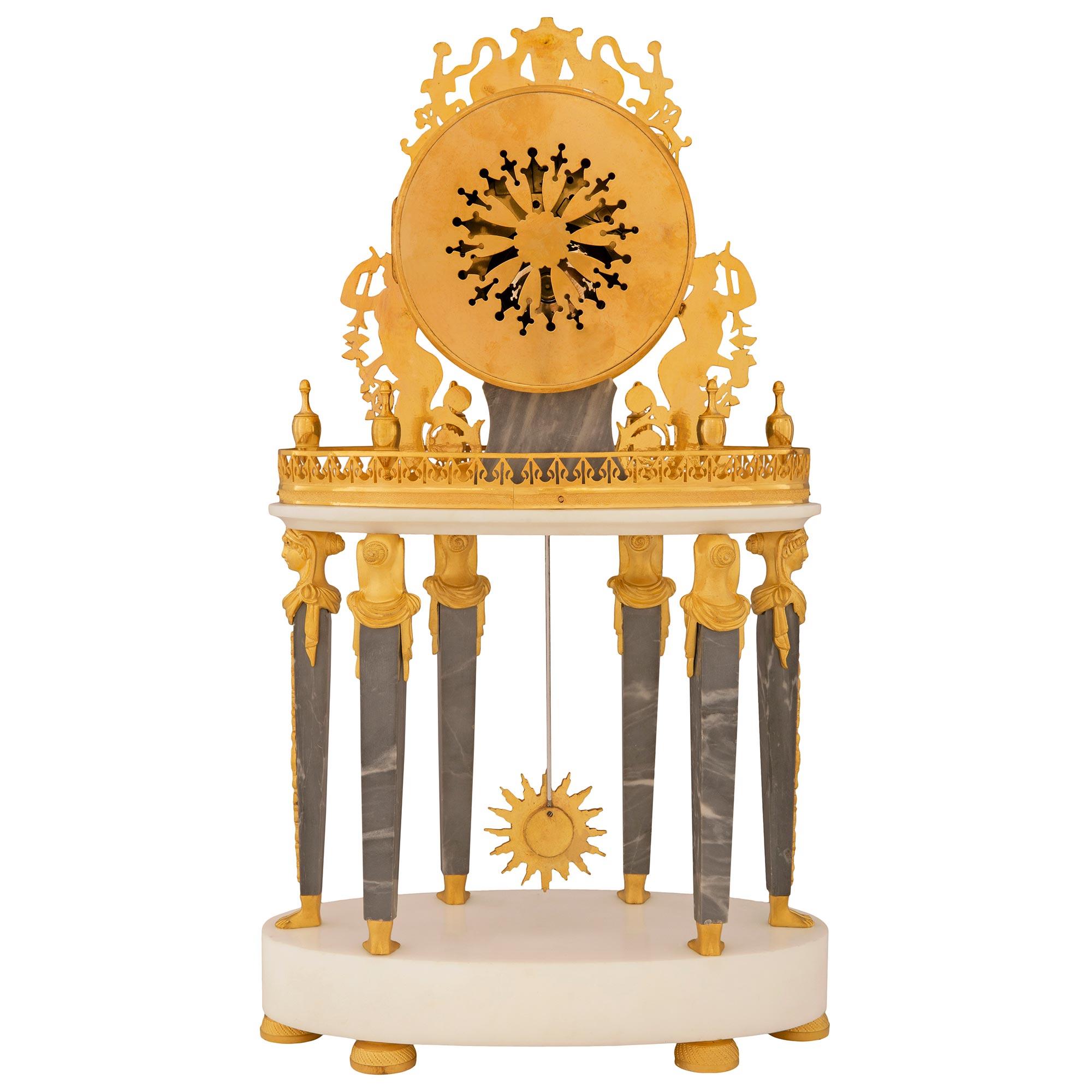 Französische Empire-Uhr aus dem 19. Jahrhundert, Gris st. Anne, Carrara-Marmor und Goldbronze im Angebot 2