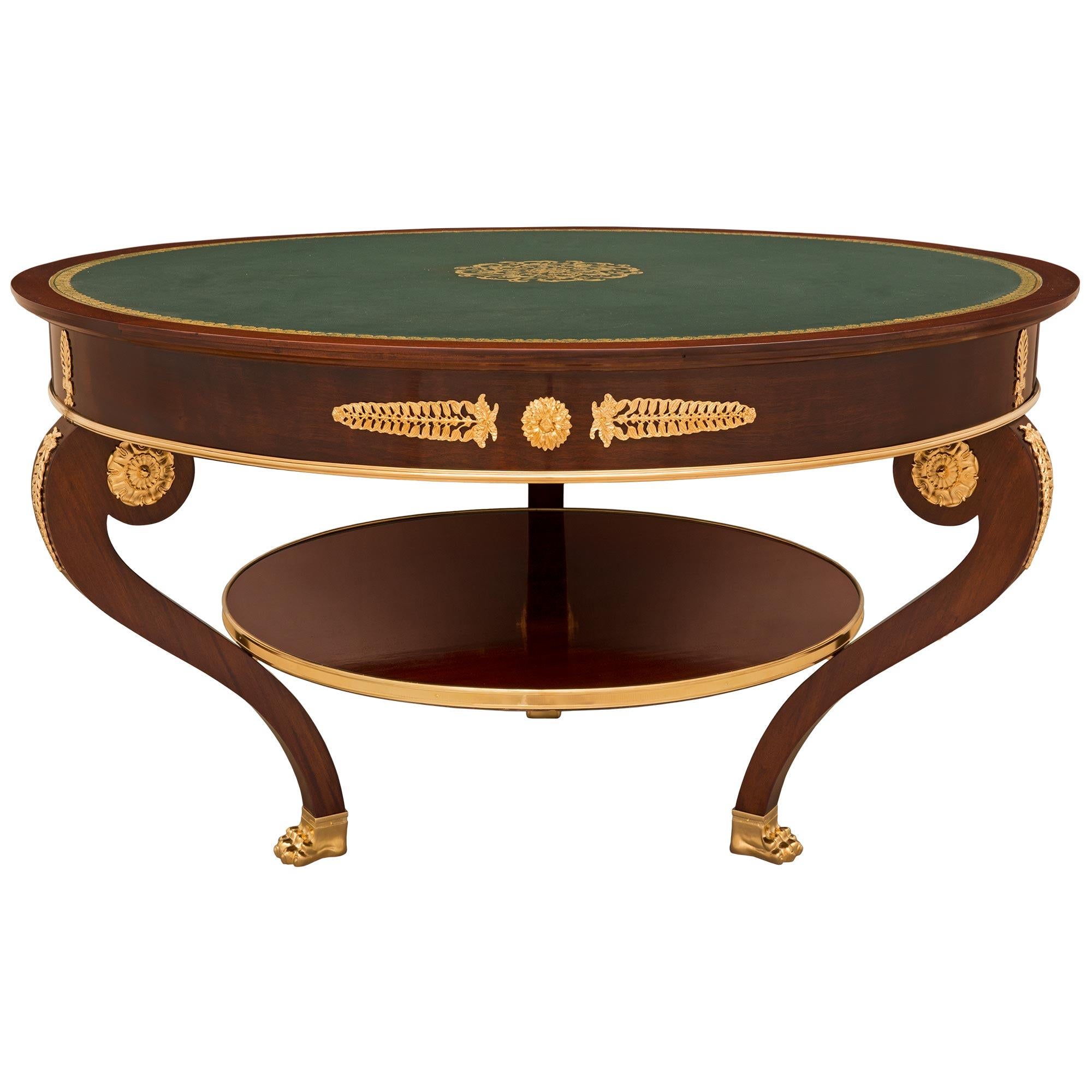 Français Table centrale/bibliothèque en acajou et bronze doré de style Empire du XIXe siècle en vente