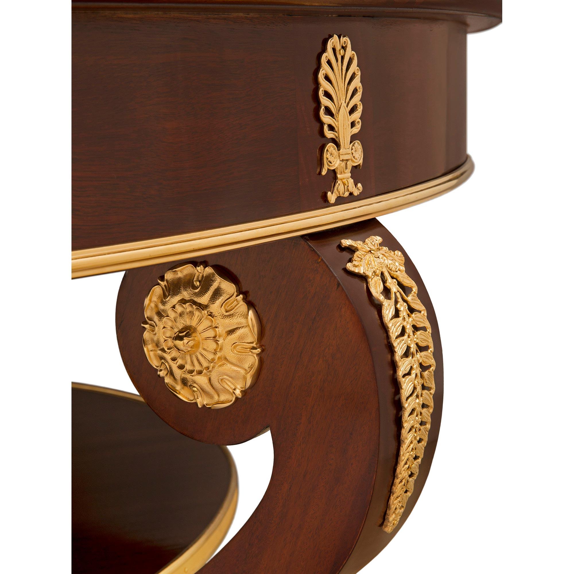 Cuir Table centrale/bibliothèque en acajou et bronze doré de style Empire du XIXe siècle en vente