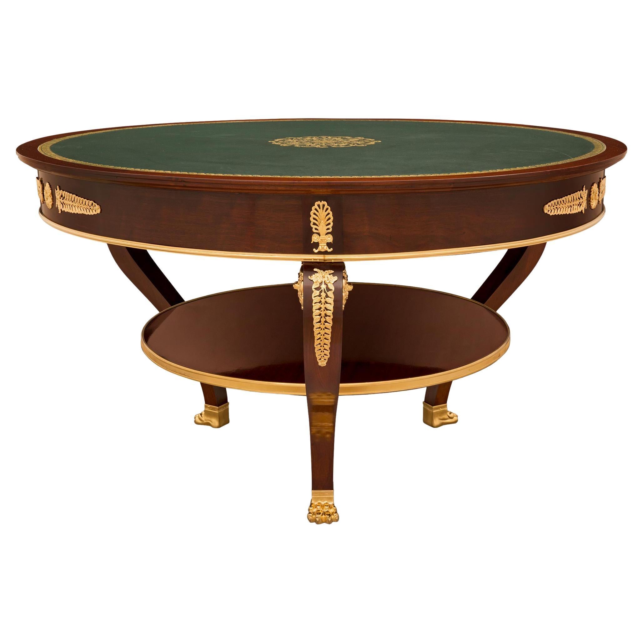 Table centrale/bibliothèque en acajou et bronze doré de style Empire du XIXe siècle en vente