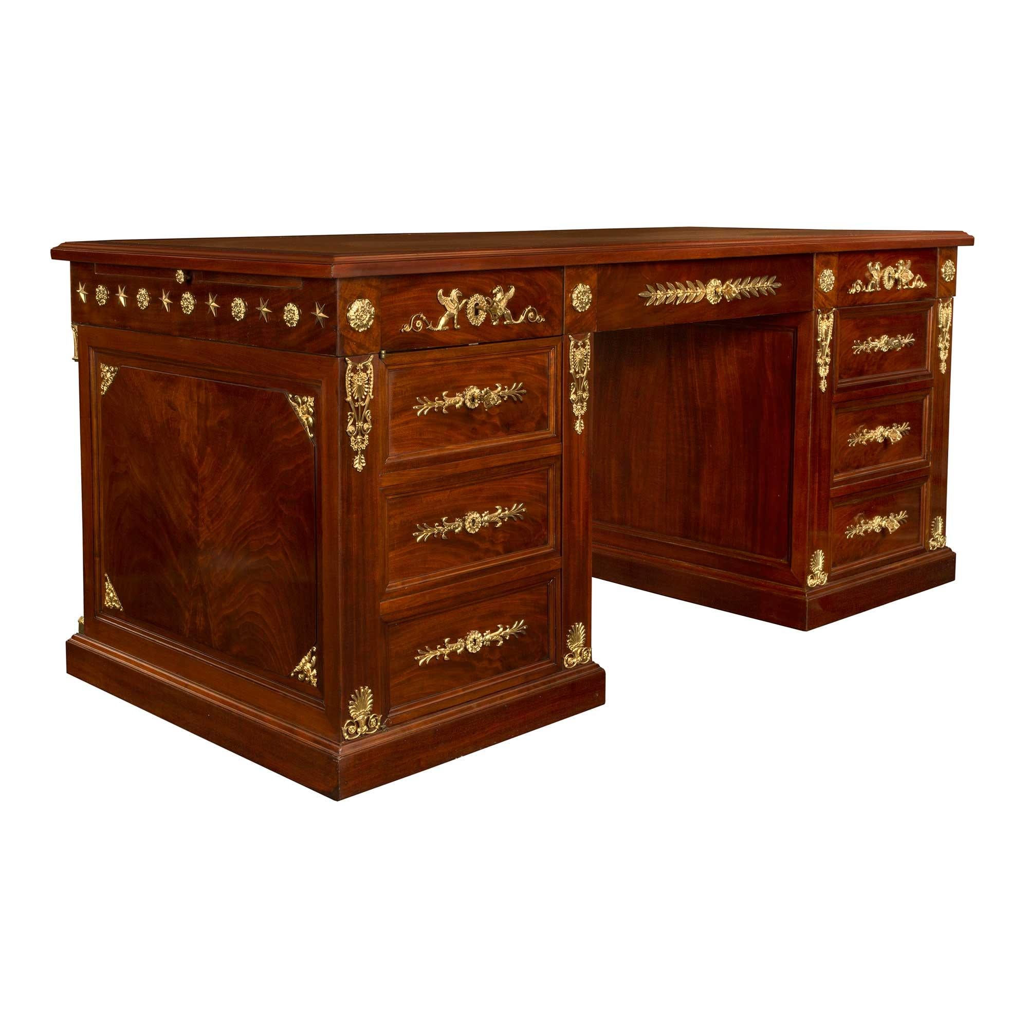 Executive-Schreibtisch aus Mahagoni und Goldbronze im Empire-Stil des 19. Jahrhunderts (Französisch) im Angebot