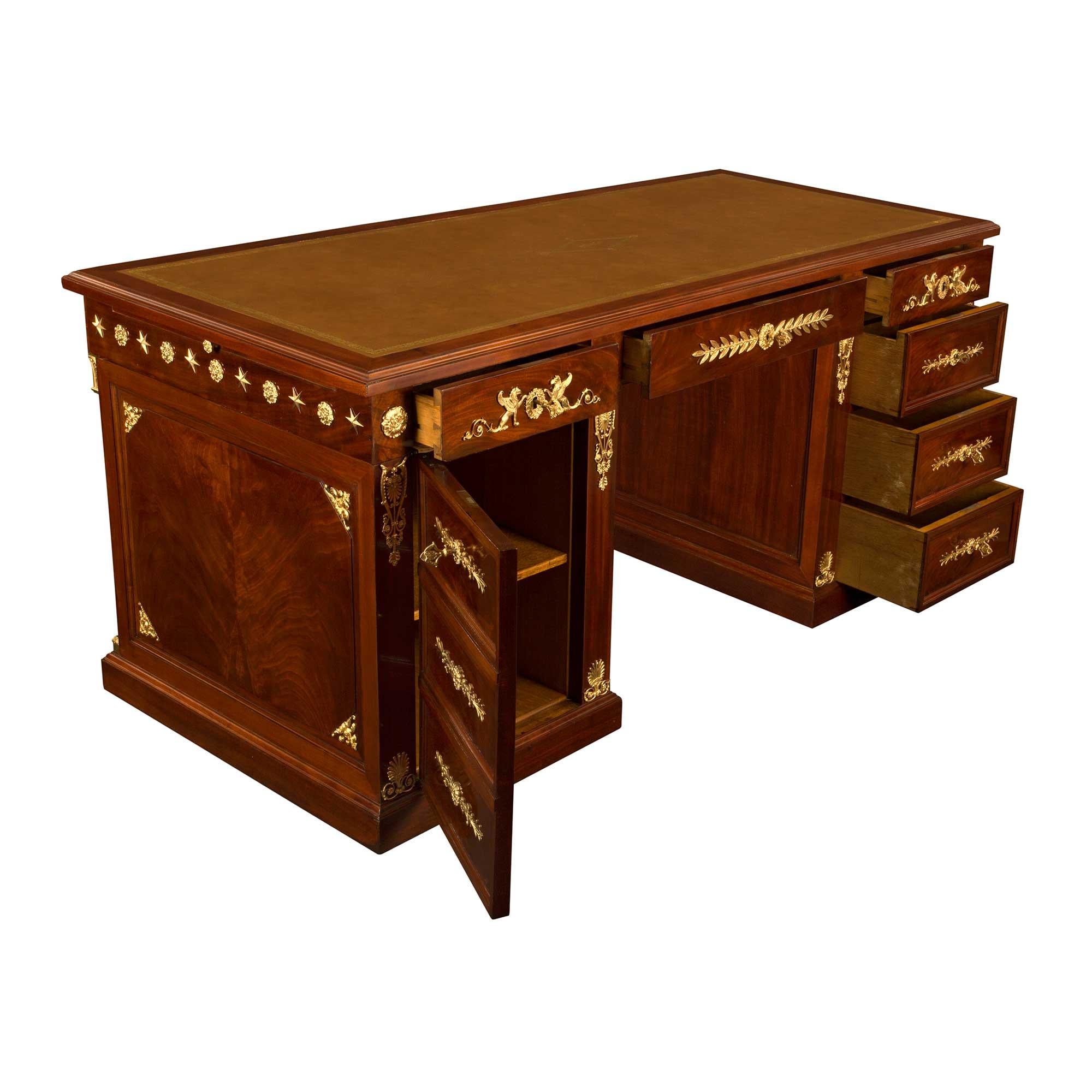 Executive-Schreibtisch aus Mahagoni und Goldbronze im Empire-Stil des 19. Jahrhunderts im Zustand „Gut“ im Angebot in West Palm Beach, FL