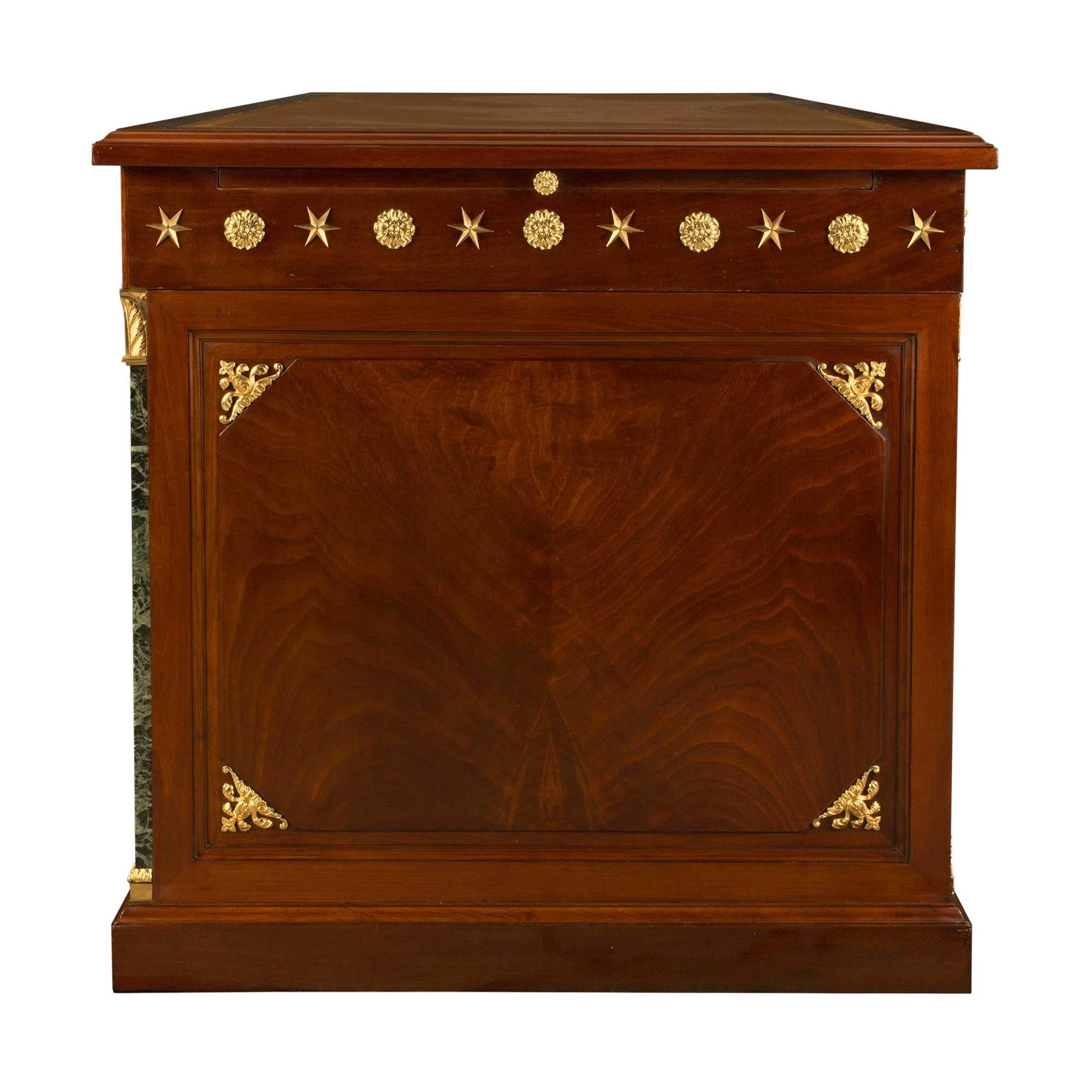 Executive-Schreibtisch aus Mahagoni und Goldbronze im Empire-Stil des 19. Jahrhunderts im Angebot 1