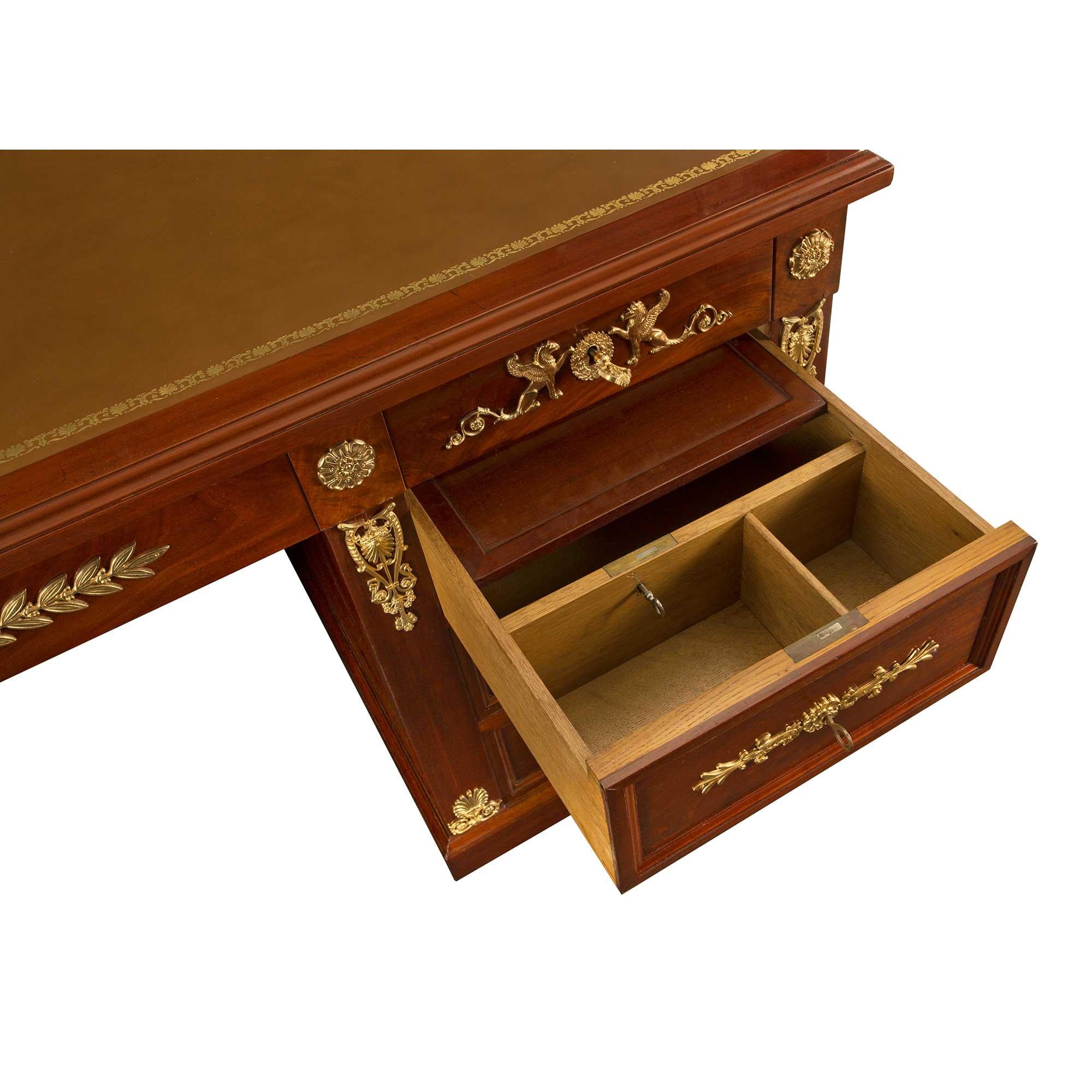 Executive-Schreibtisch aus Mahagoni und Goldbronze im Empire-Stil des 19. Jahrhunderts im Angebot 3