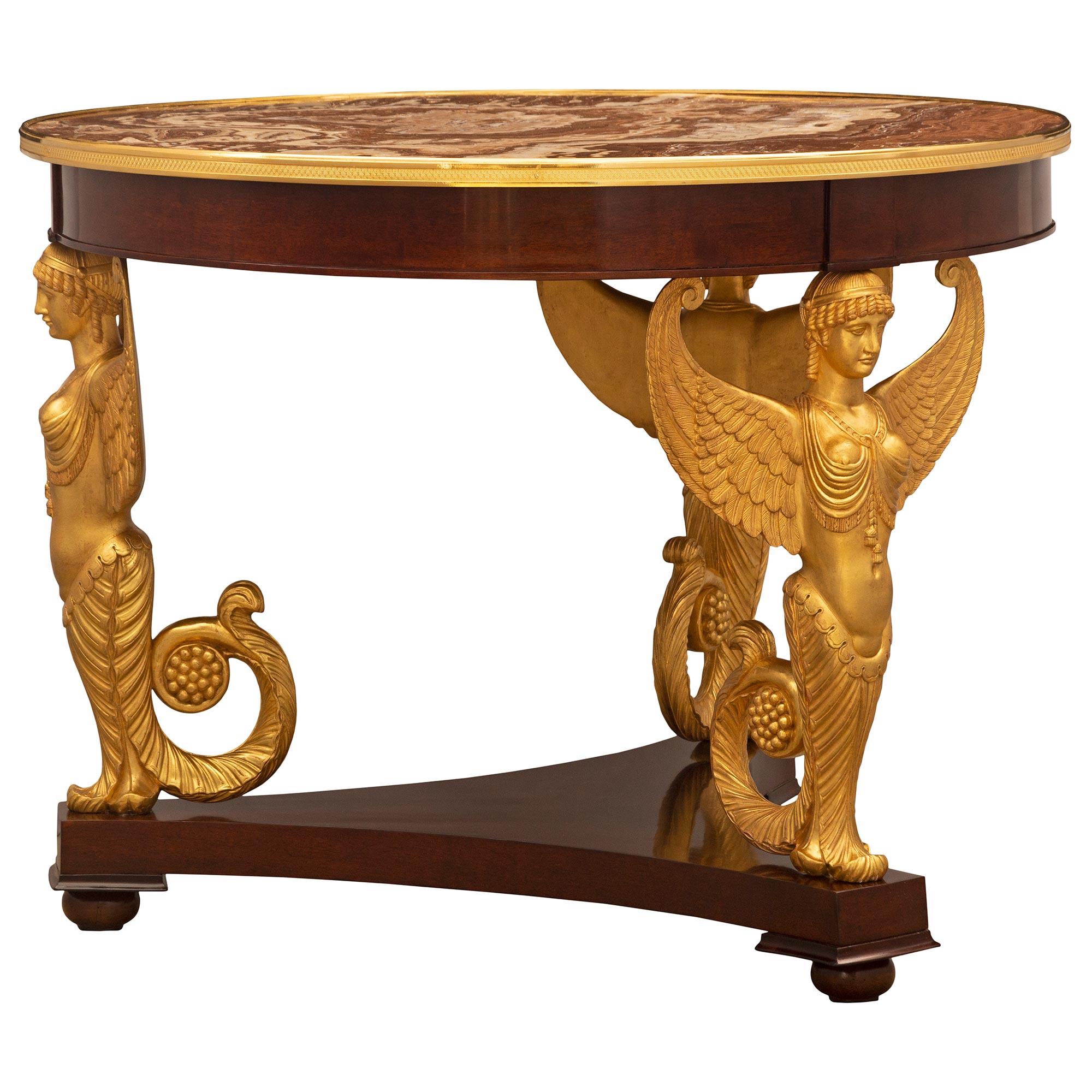 Französischer Empire-Tisch aus Mahagoni, vergoldetem Holz, Goldbronze und Marmor aus dem 19. Jahrhundert im Zustand „Gut“ im Angebot in West Palm Beach, FL