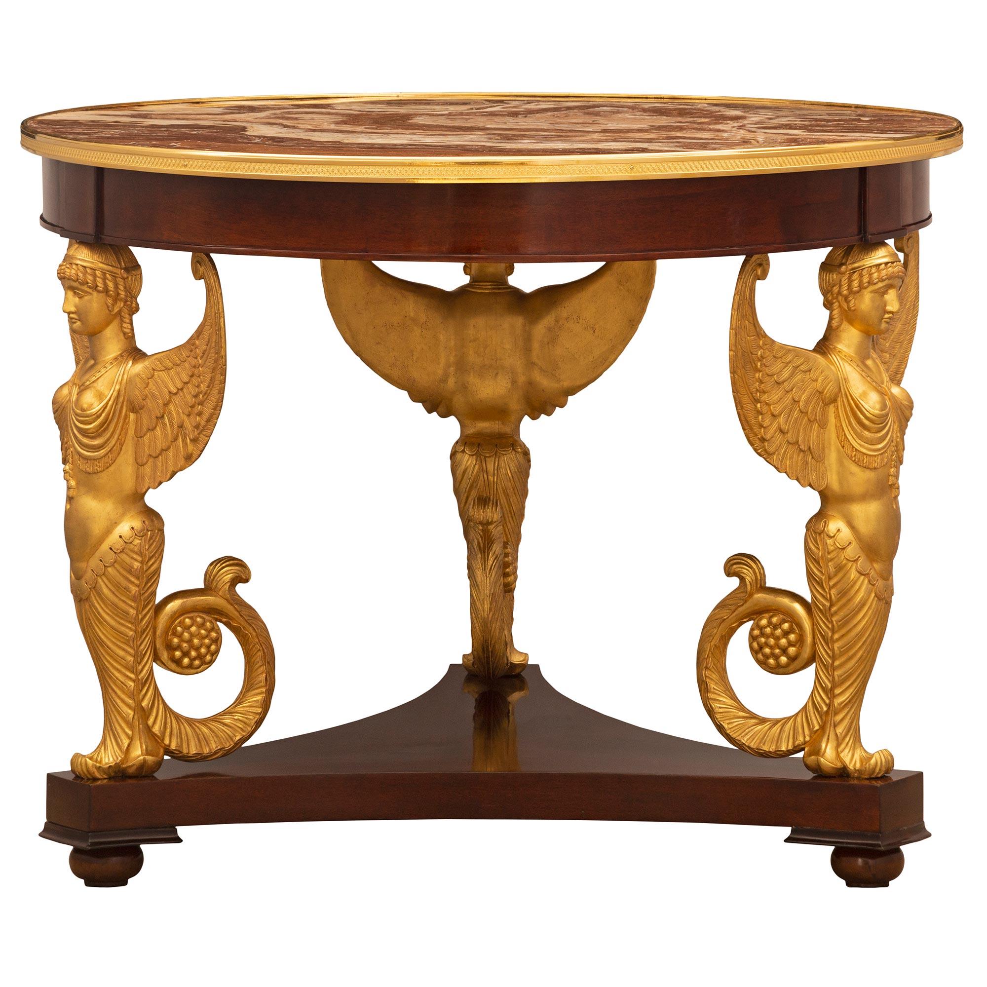Französischer Empire-Tisch aus Mahagoni, vergoldetem Holz, Goldbronze und Marmor aus dem 19. Jahrhundert im Angebot 1