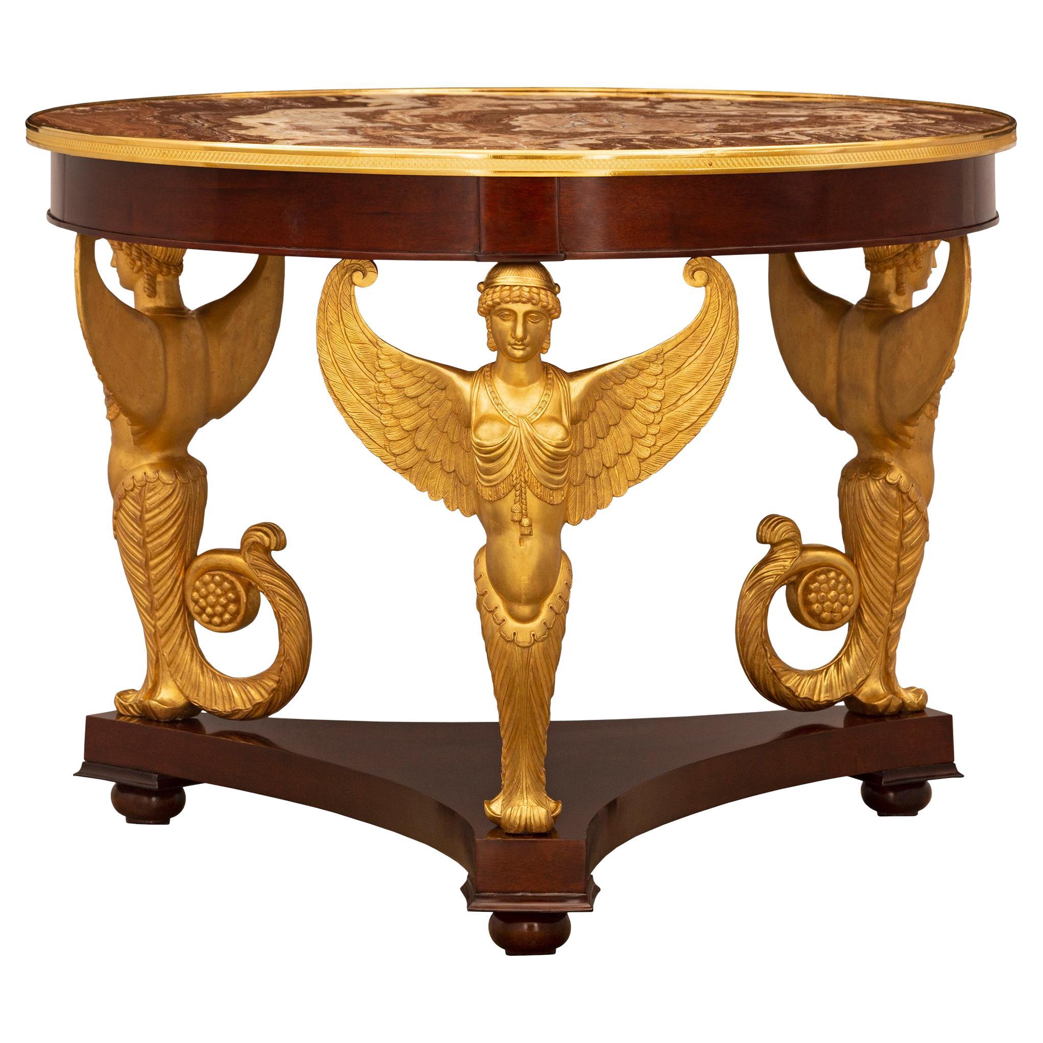 Französischer Empire-Tisch aus Mahagoni, vergoldetem Holz, Goldbronze und Marmor aus dem 19. Jahrhundert