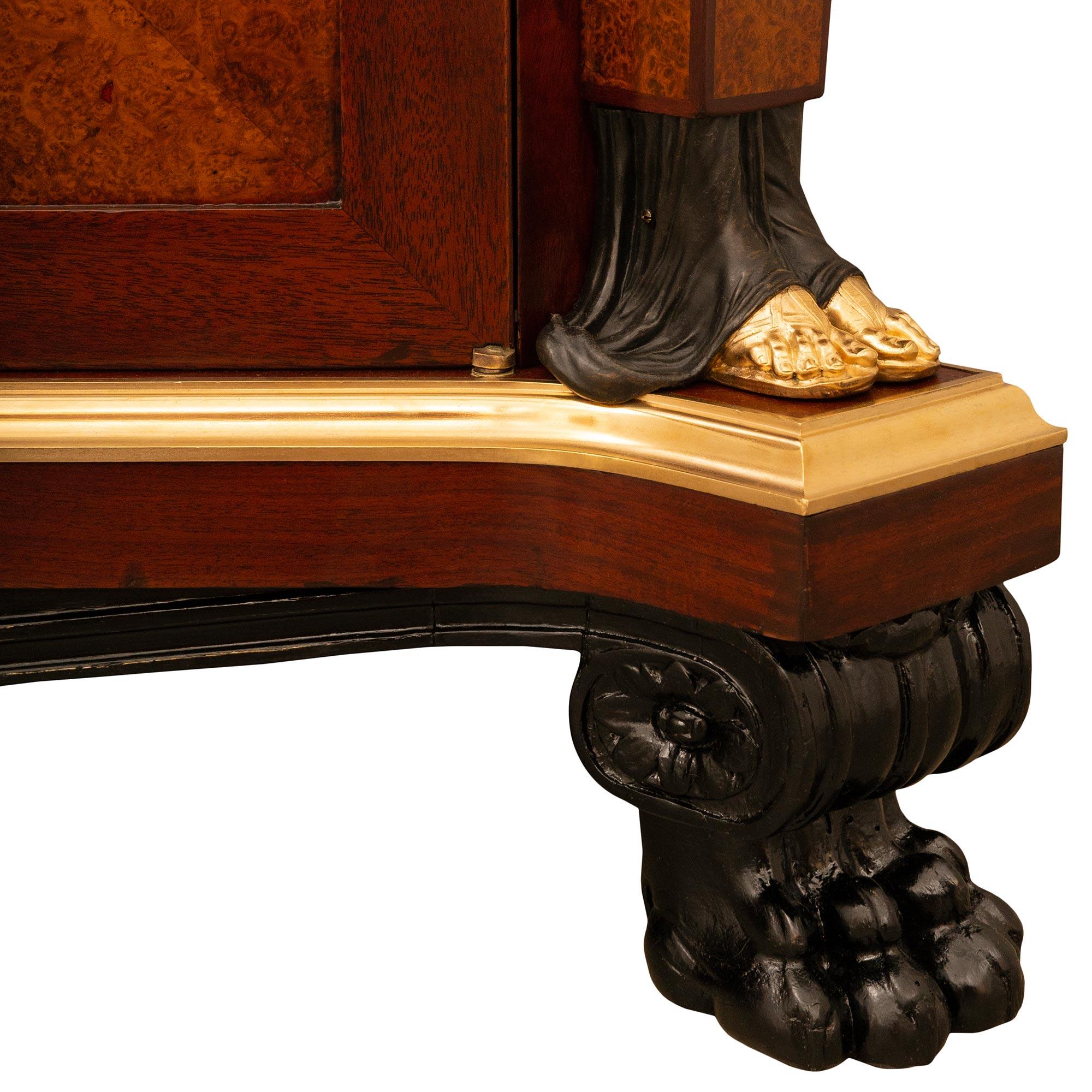 Buffet français du XIXe siècle de style Empire en acajou, bois de roi, bronze doré et marbre. en vente 8