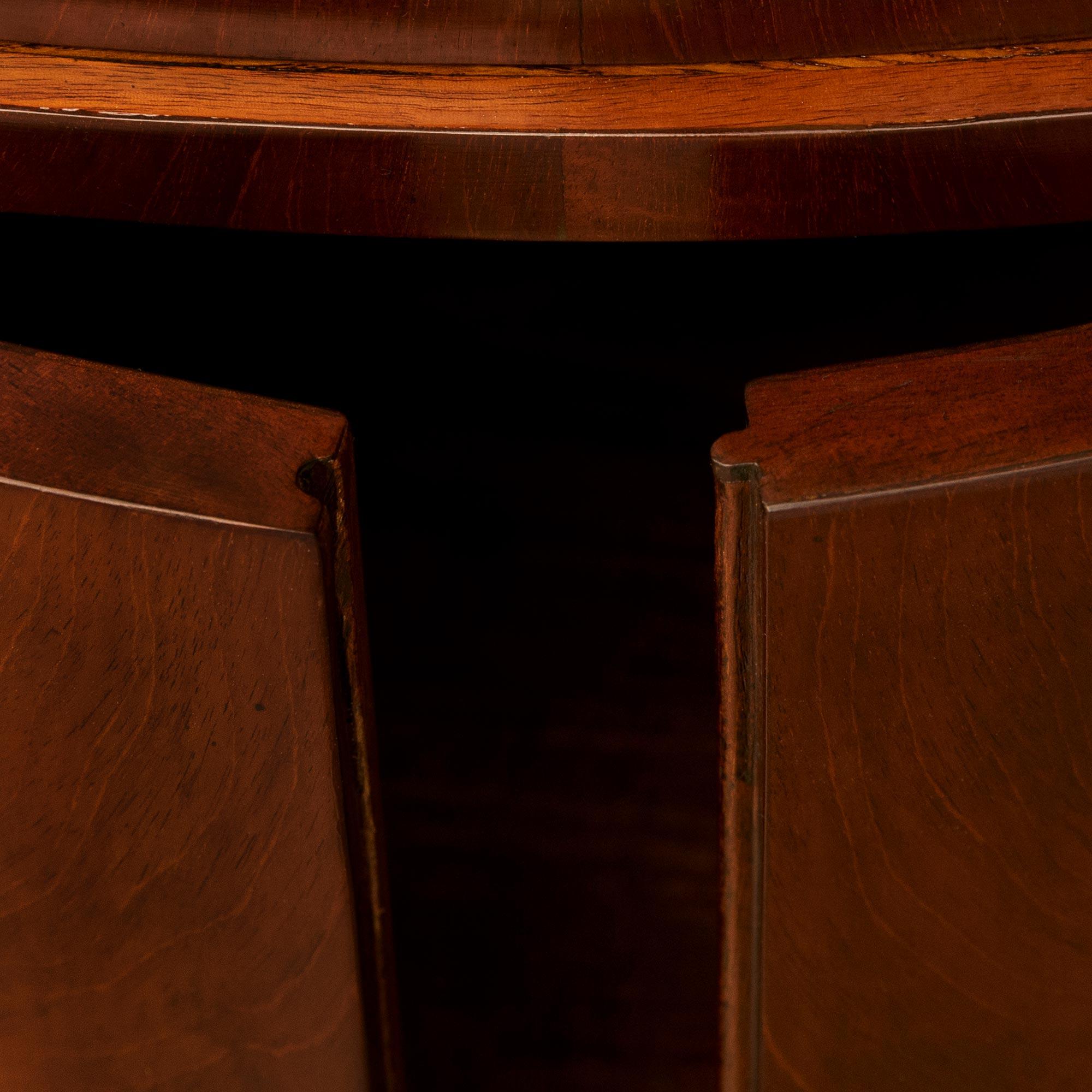 Mueble francés del siglo XIX, estilo Imperio, de caoba, ormolu y mármol fosilizado en venta 5