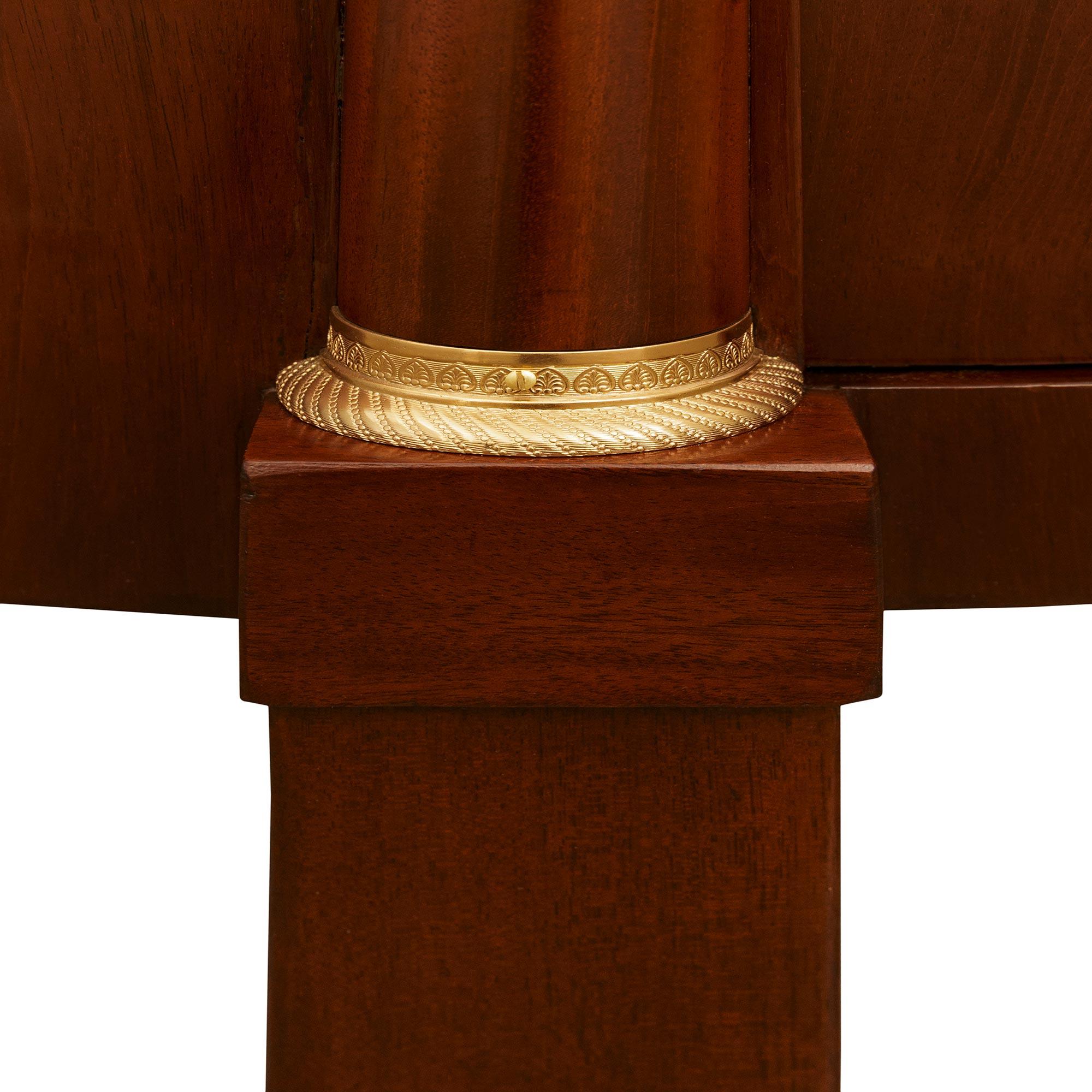 Mueble francés del siglo XIX, estilo Imperio, de caoba, ormolu y mármol fosilizado en venta 6
