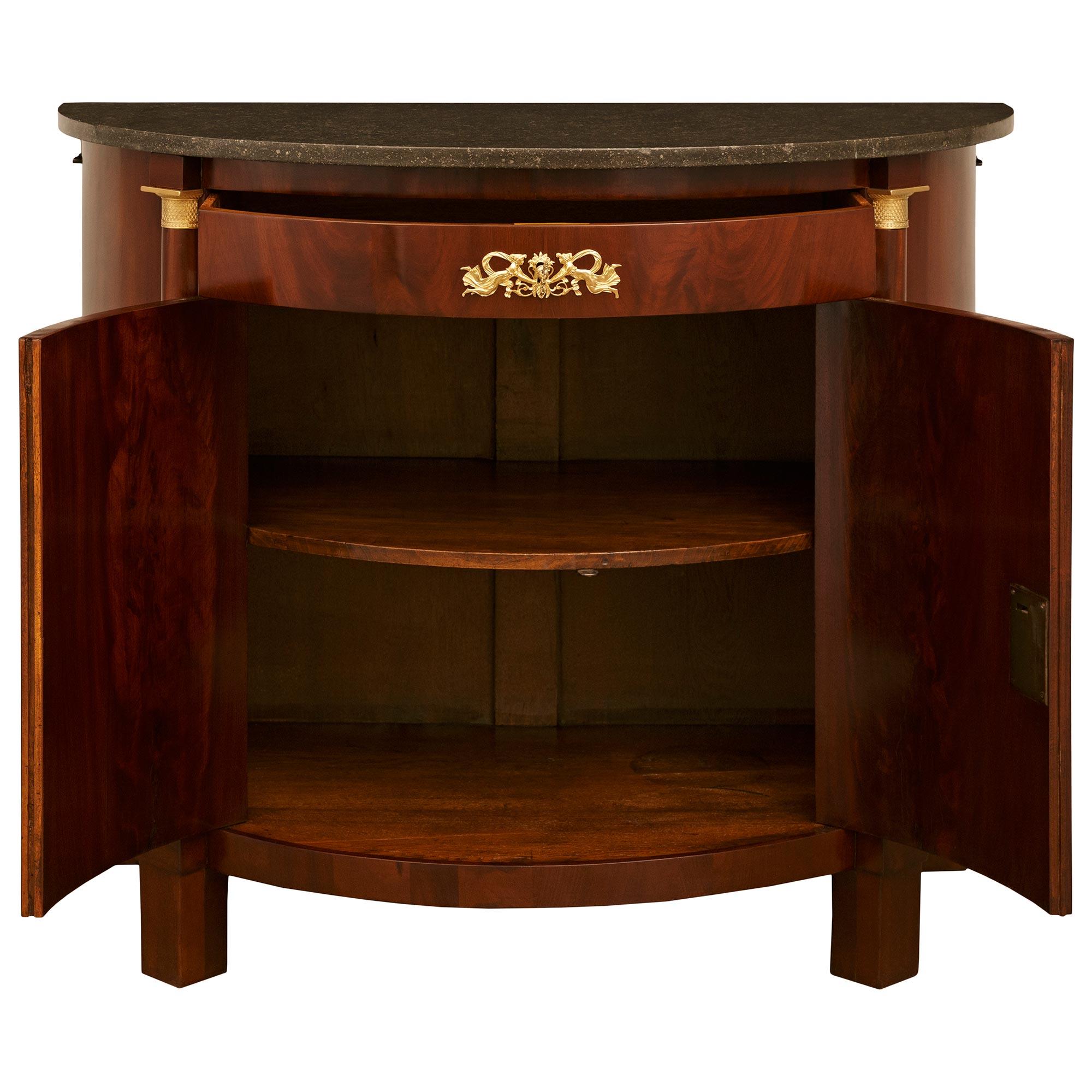 Mueble francés del siglo XIX, estilo Imperio, de caoba, ormolu y mármol fosilizado Francés en venta
