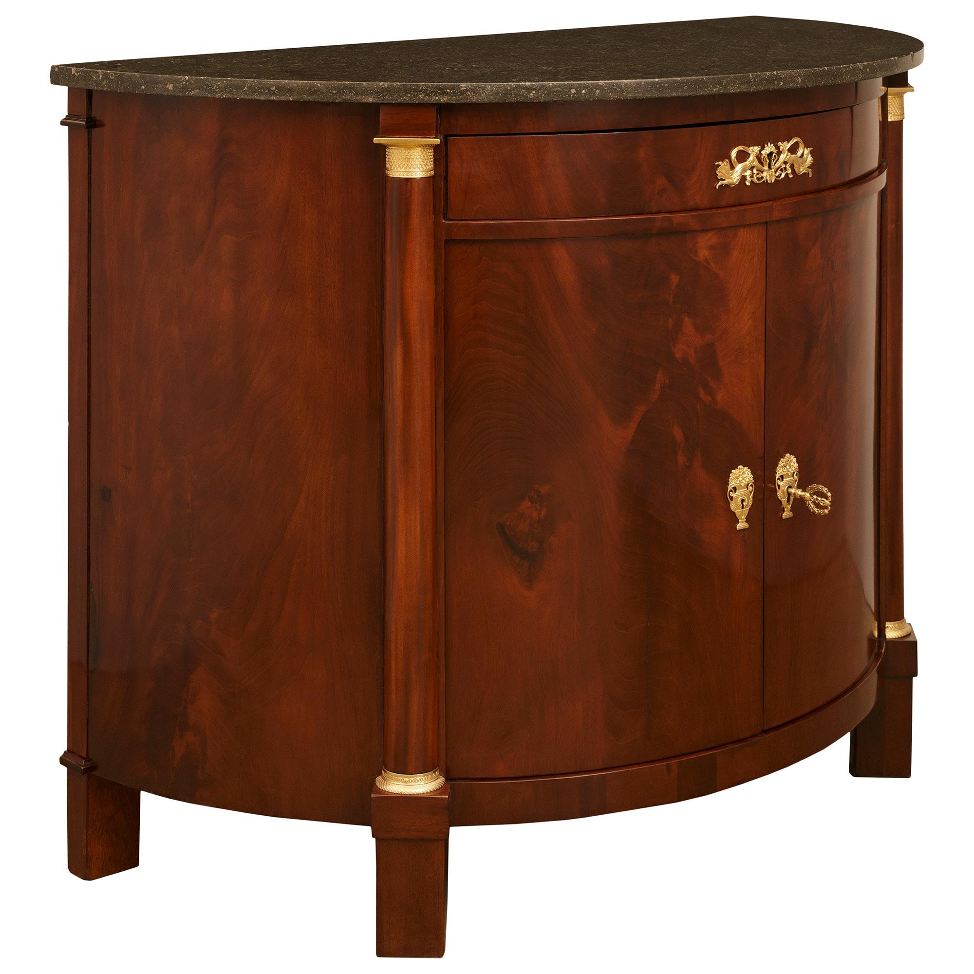 Mueble francés del siglo XIX, estilo Imperio, de caoba, ormolu y mármol fosilizado en Bueno estado para la venta en West Palm Beach, FL