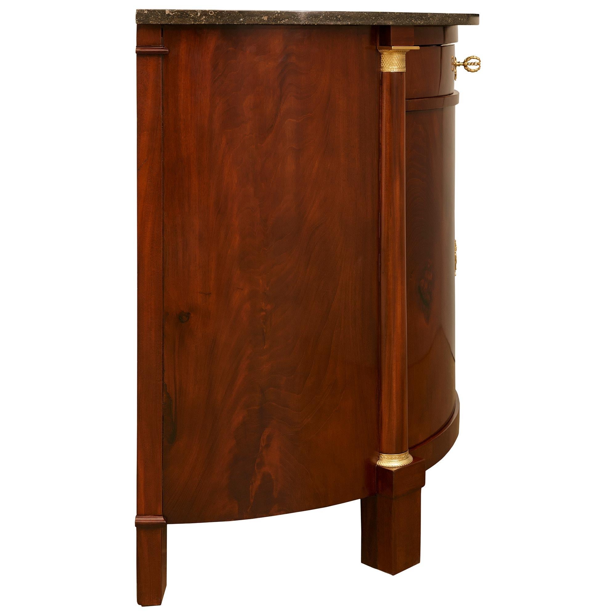 Mueble francés del siglo XIX, estilo Imperio, de caoba, ormolu y mármol fosilizado Ormolú en venta
